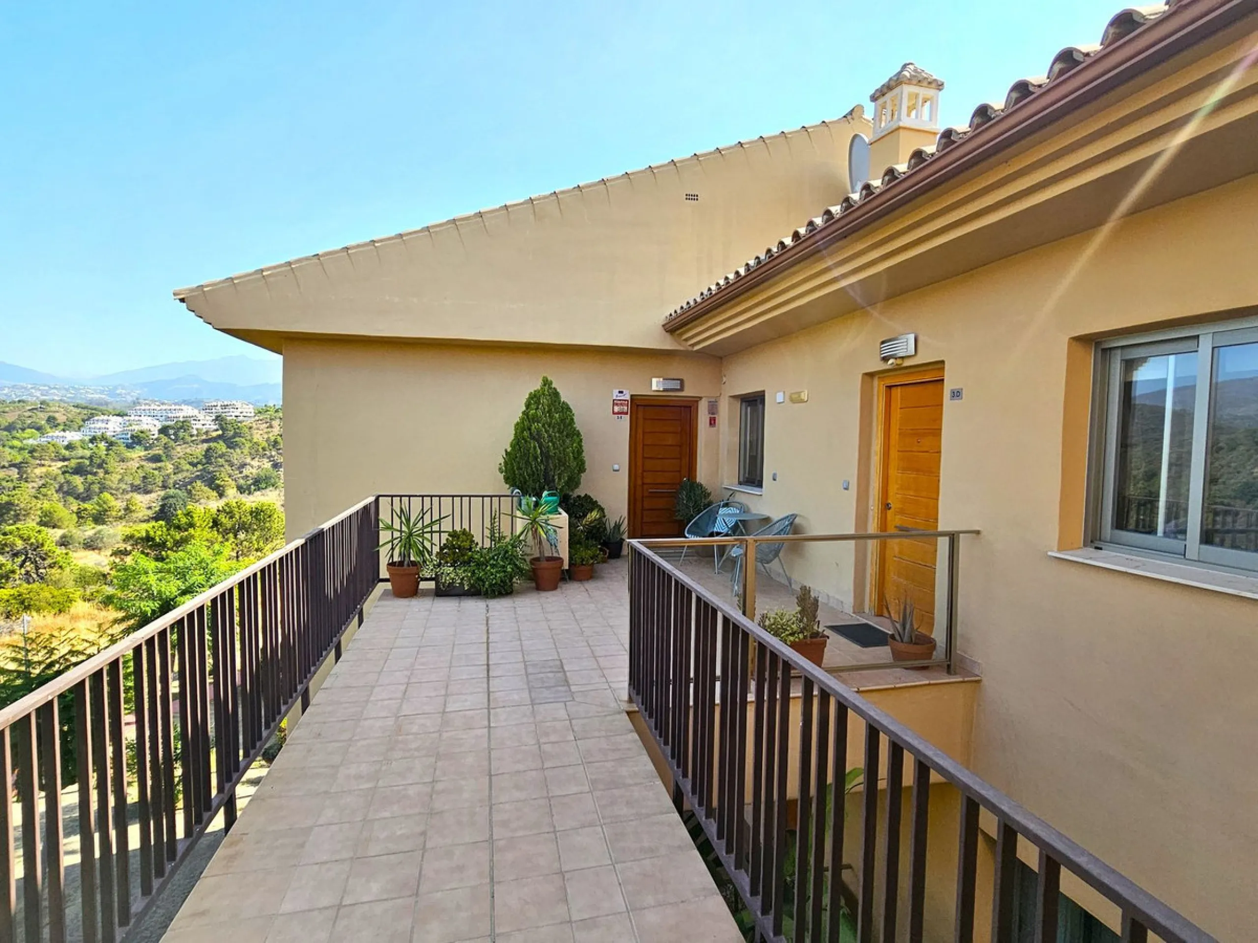 This spacious and bright 2-bedroom penthouse is located in the La Resina area of Estepona, within the golf course. Located in an elegant gated community with 2 swimming pools and beautiful tropical grounds, this apartment offers excellent qualities, tranq