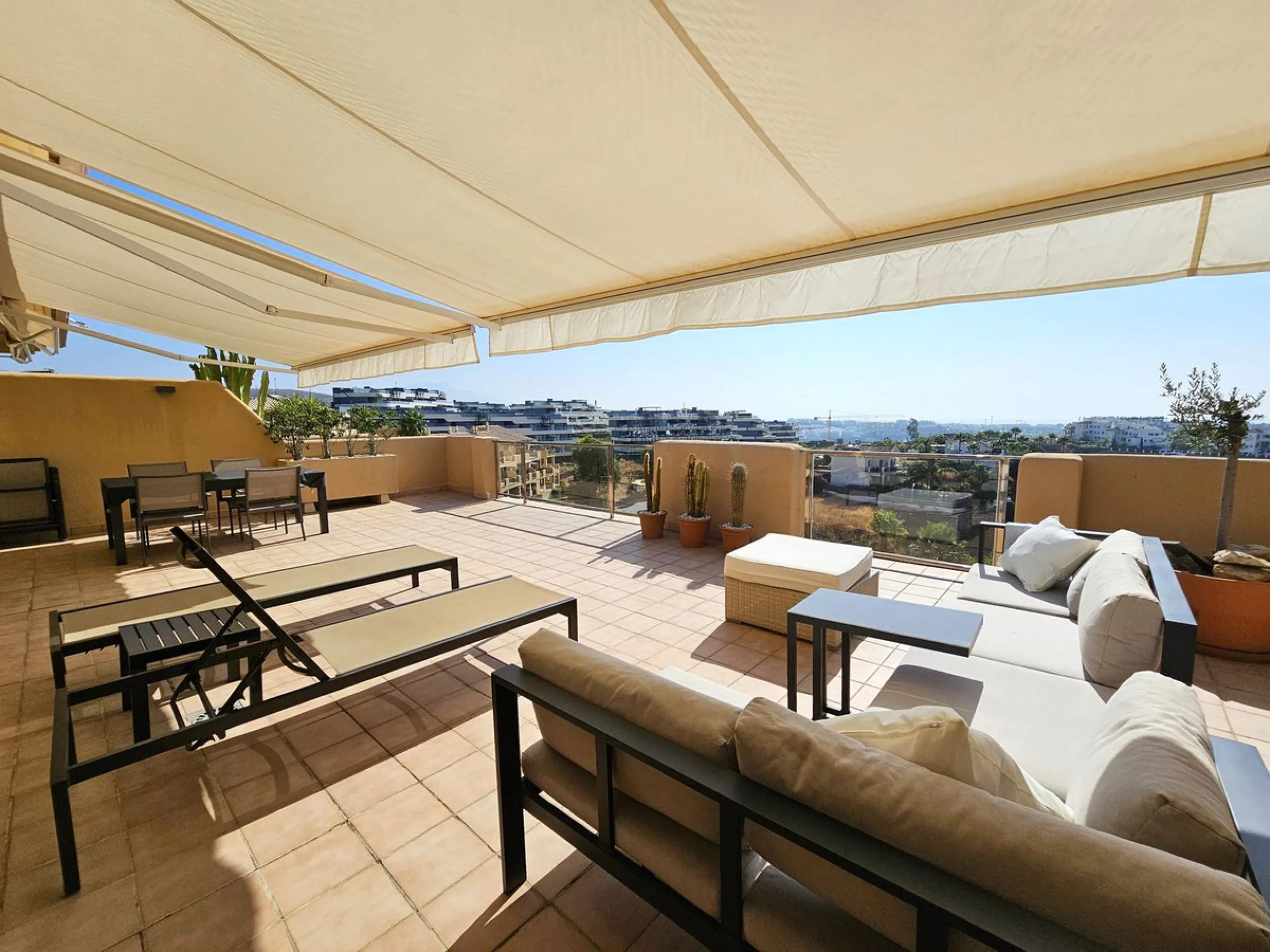 This spacious and bright 2-bedroom penthouse is located in the La Resina area of Estepona, within the golf course. Located in an elegant gated community with 2 swimming pools and beautiful tropical grounds, this apartment offers excellent qualities, tranq