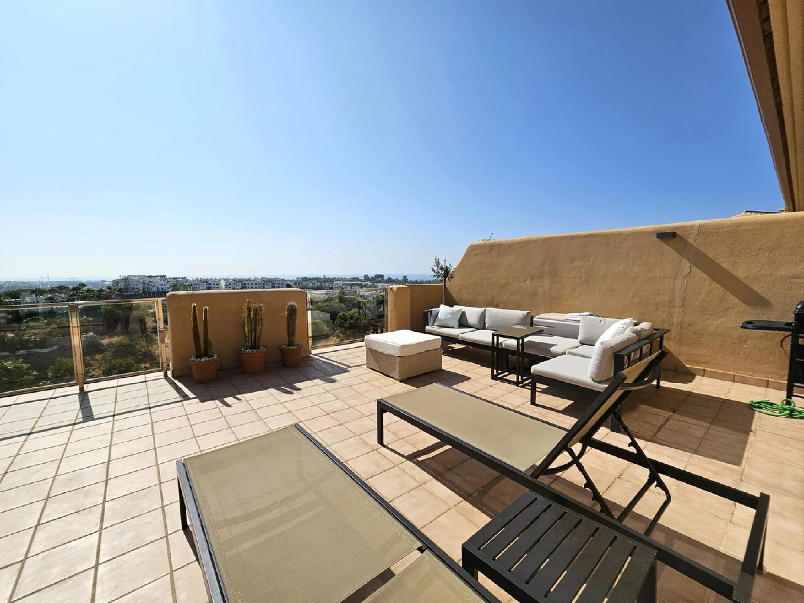 This spacious and bright 2-bedroom penthouse is located in the La Resina area of Estepona, within the golf course. Located in an elegant gated community with 2 swimming pools and beautiful tropical grounds, this apartment offers excellent qualities, tranq