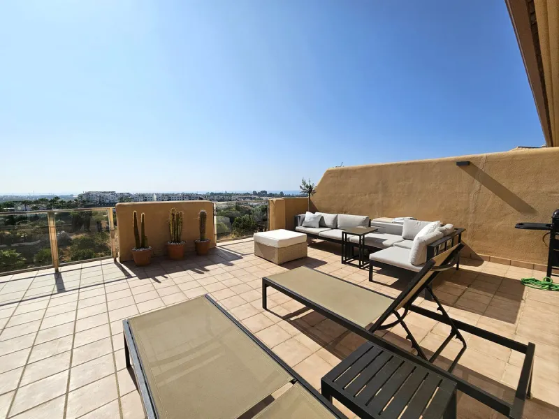This spacious and bright 2-bedroom penthouse is located in the La Resina area of Estepona, within the golf course. Located in an elegant gated community with 2 swimming pools and beautiful tropical grounds, this apartment offers excellent qualities, tranq