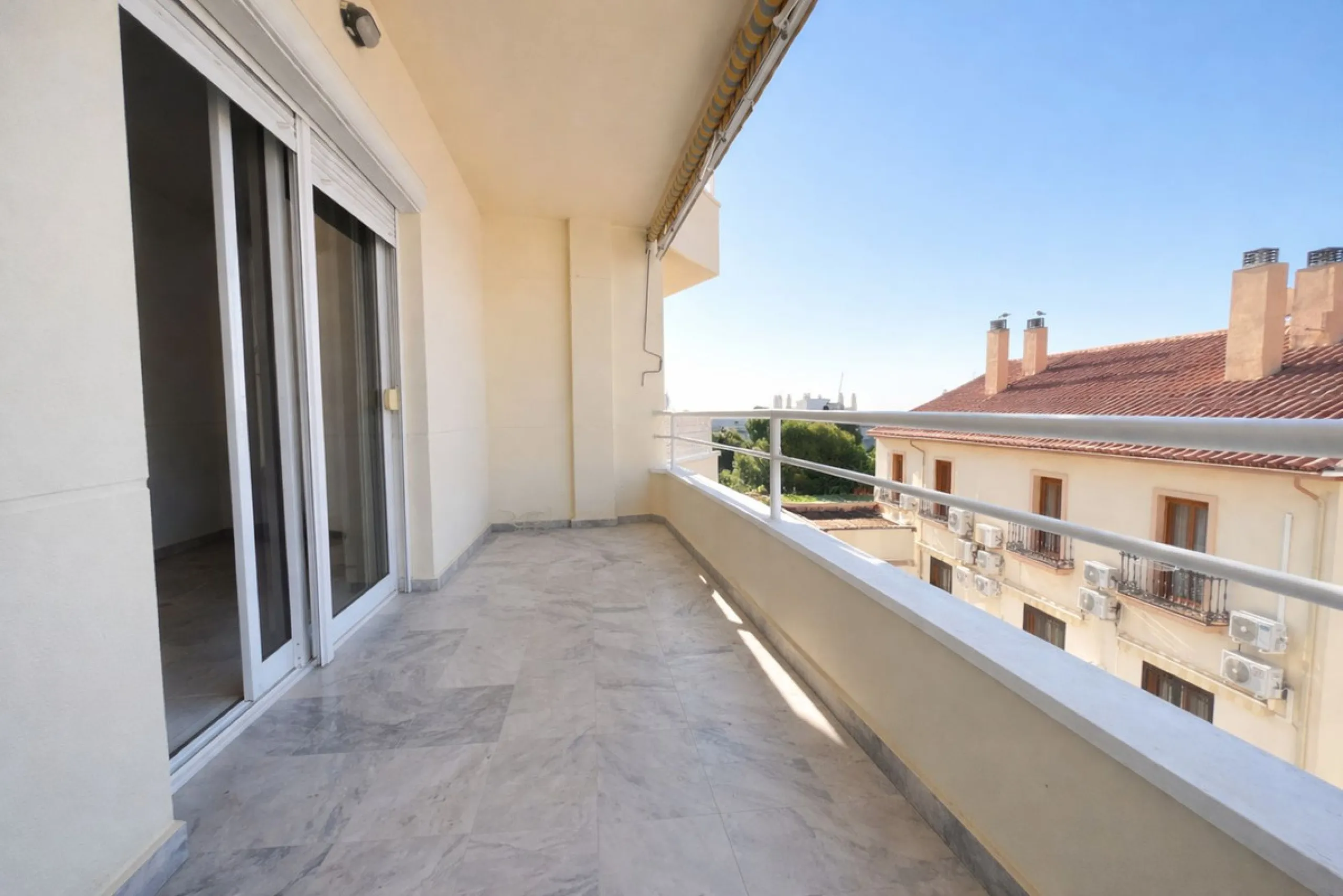 BRIGHT COASTAL APARTMENT WITH PRIVATE UNDERGROUND PARKING – ONLY 450m FROM THE BEACH