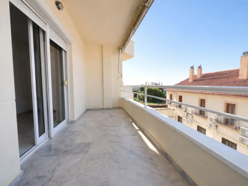 BRIGHT COASTAL APARTMENT WITH PRIVATE UNDERGROUND PARKING – ONLY 450m FROM THE BEACH