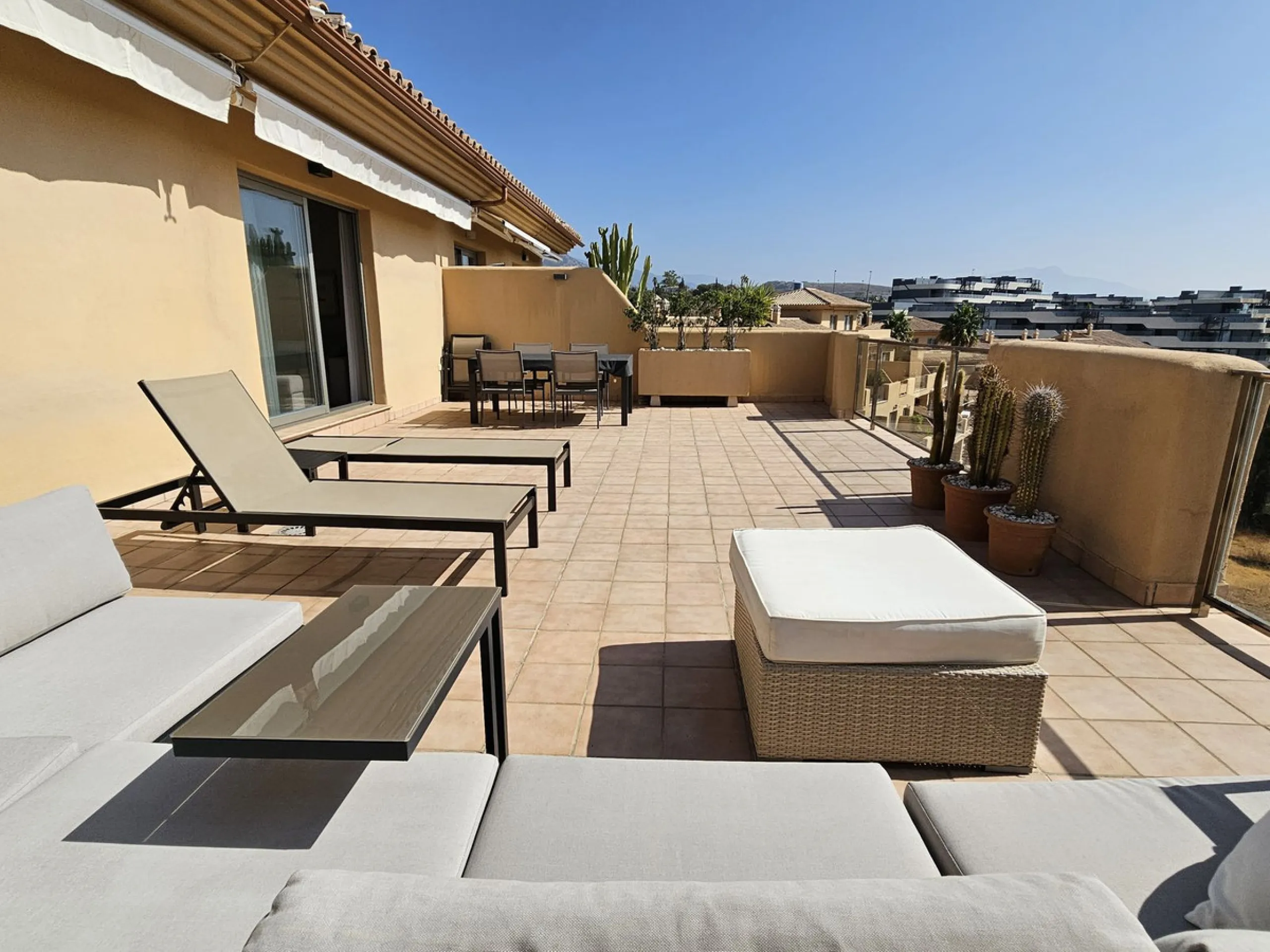 This spacious and bright 2-bedroom penthouse is located in the La Resina area of Estepona, within the golf course. Located in an elegant gated community with 2 swimming pools and beautiful tropical grounds, this apartment offers excellent qualities, tranq