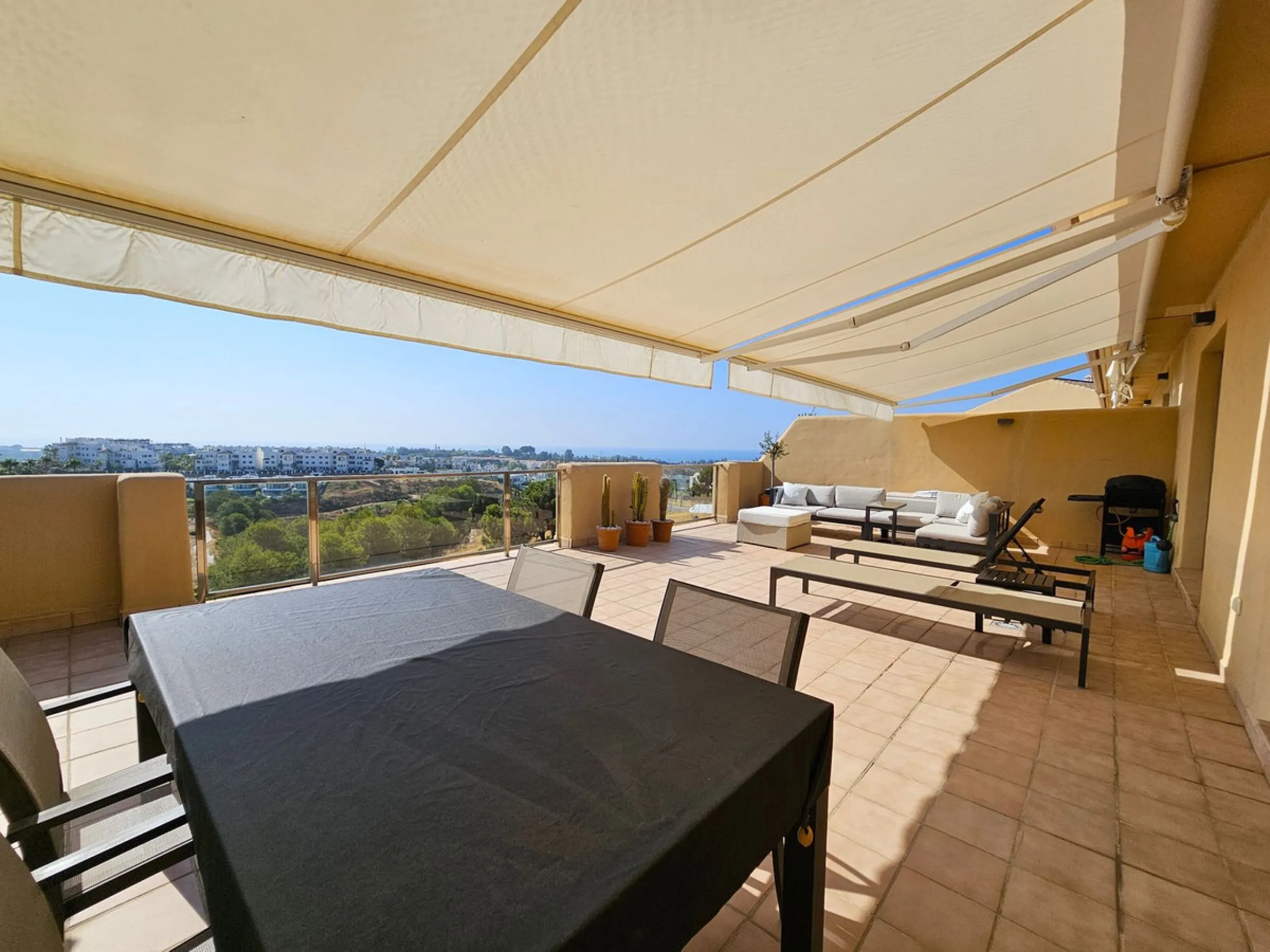 This spacious and bright 2-bedroom penthouse is located in the La Resina area of Estepona, within the golf course. Located in an elegant gated community with 2 swimming pools and beautiful tropical grounds, this apartment offers excellent qualities, tranq