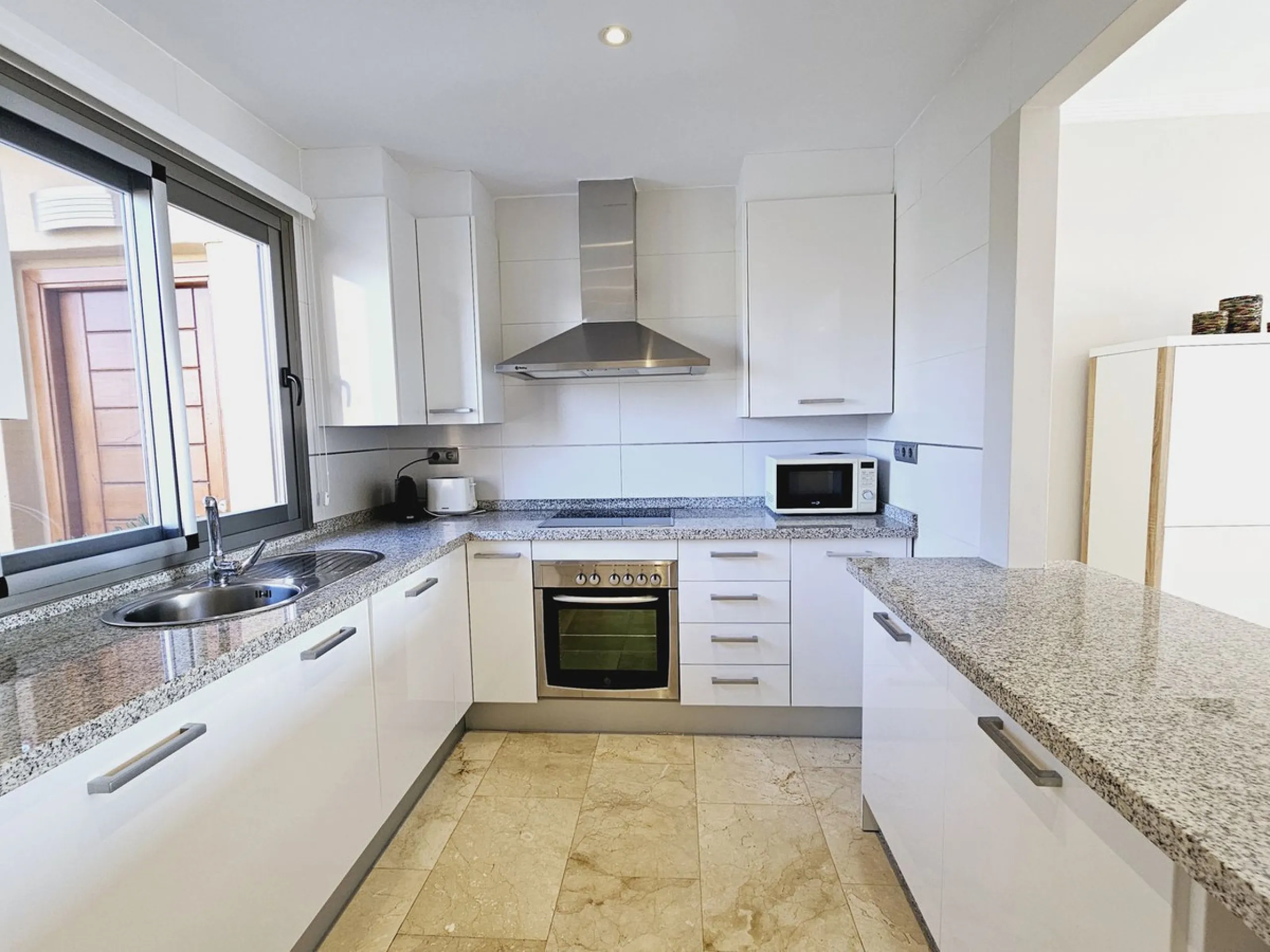 This spacious and bright 2-bedroom penthouse is located in the La Resina area of Estepona, within the golf course. Located in an elegant gated community with 2 swimming pools and beautiful tropical grounds, this apartment offers excellent qualities, tranq