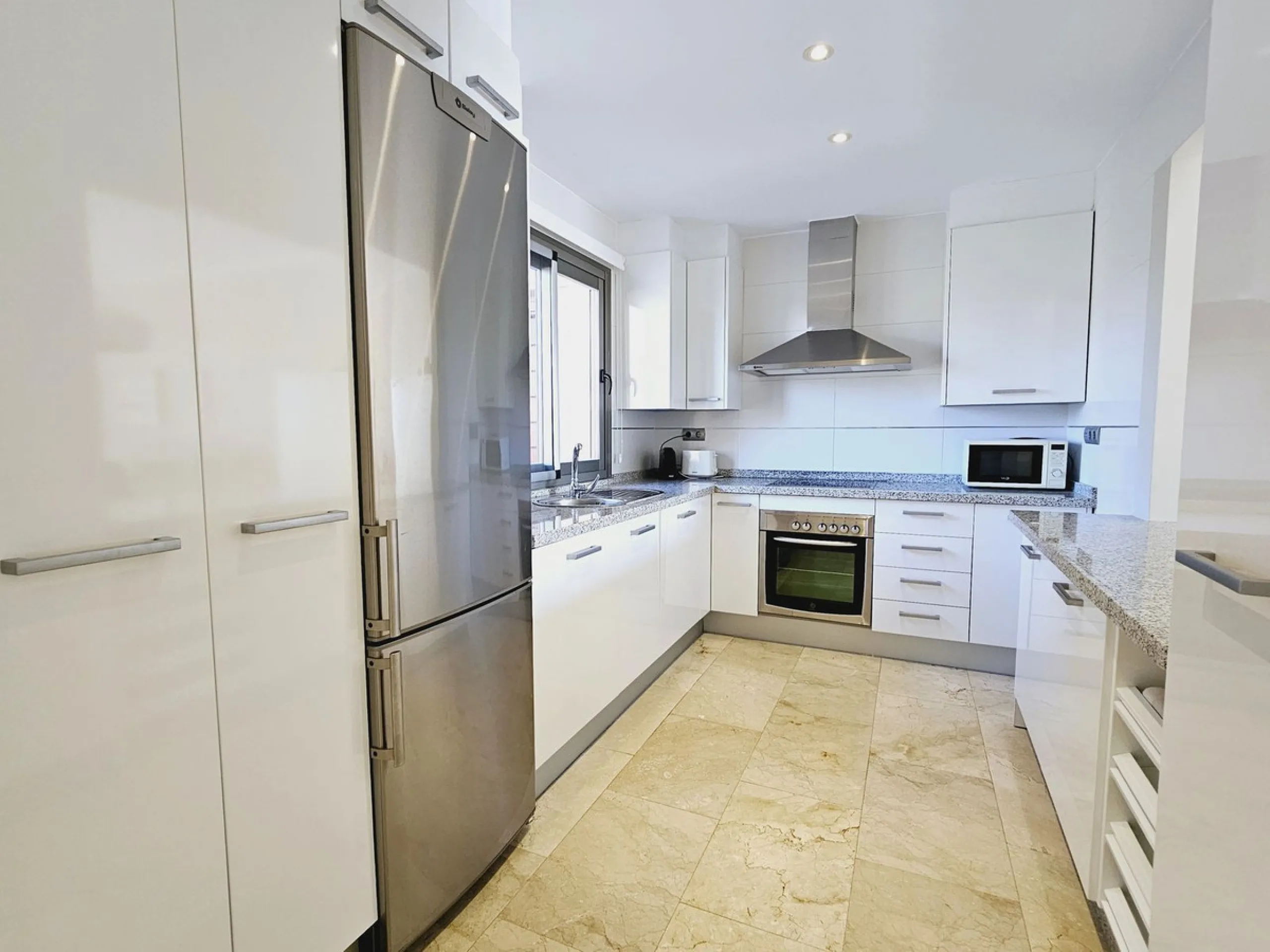 This spacious and bright 2-bedroom penthouse is located in the La Resina area of Estepona, within the golf course. Located in an elegant gated community with 2 swimming pools and beautiful tropical grounds, this apartment offers excellent qualities, tranq