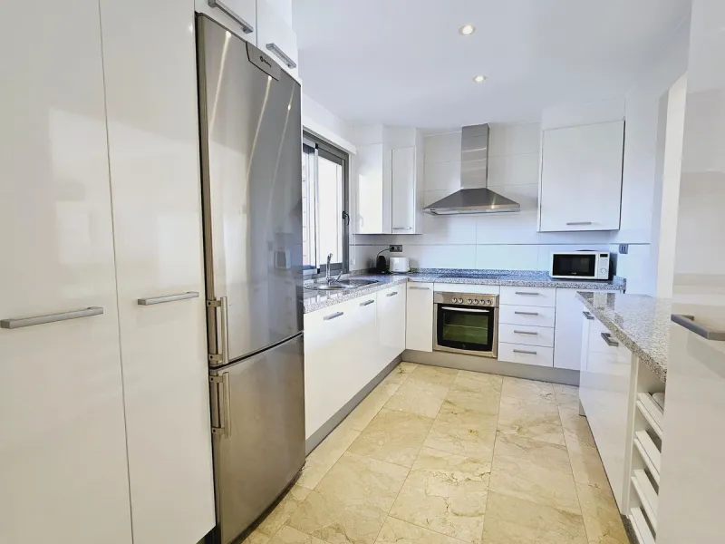 This spacious and bright 2-bedroom penthouse is located in the La Resina area of Estepona, within the golf course. Located in an elegant gated community with 2 swimming pools and beautiful tropical grounds, this apartment offers excellent qualities, tranq