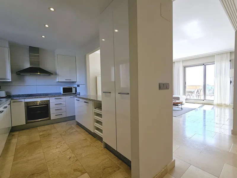 This spacious and bright 2-bedroom penthouse is located in the La Resina area of Estepona, within the golf course. Located in an elegant gated community with 2 swimming pools and beautiful tropical grounds, this apartment offers excellent qualities, tranq