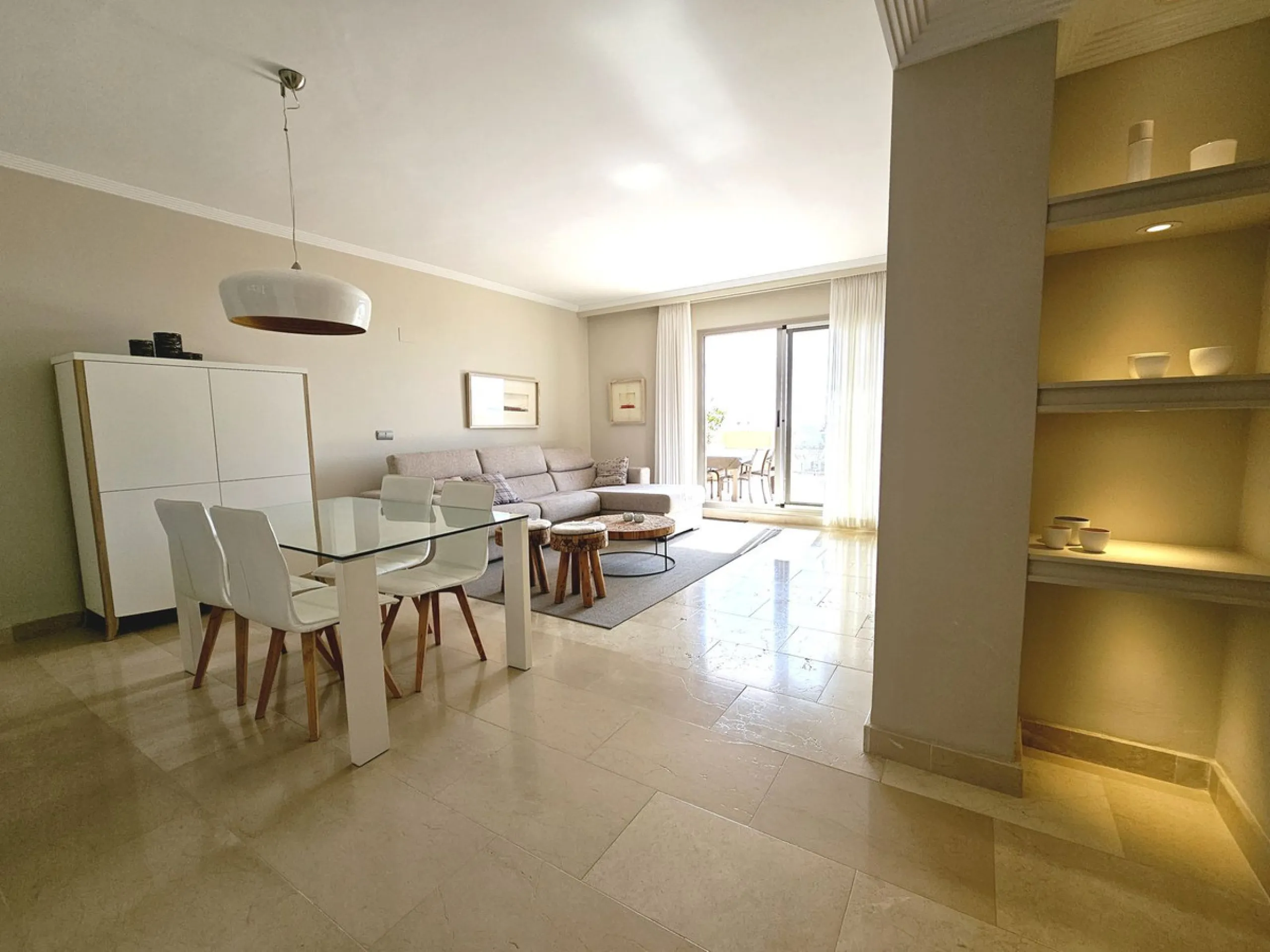 This spacious and bright 2-bedroom penthouse is located in the La Resina area of Estepona, within the golf course. Located in an elegant gated community with 2 swimming pools and beautiful tropical grounds, this apartment offers excellent qualities, tranq