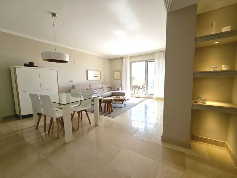 This spacious and bright 2-bedroom penthouse is located in the La Resina area of Estepona, within the golf course. Located in an elegant gated community with 2 swimming pools and beautiful tropical grounds, this apartment offers excellent qualities, tranq
