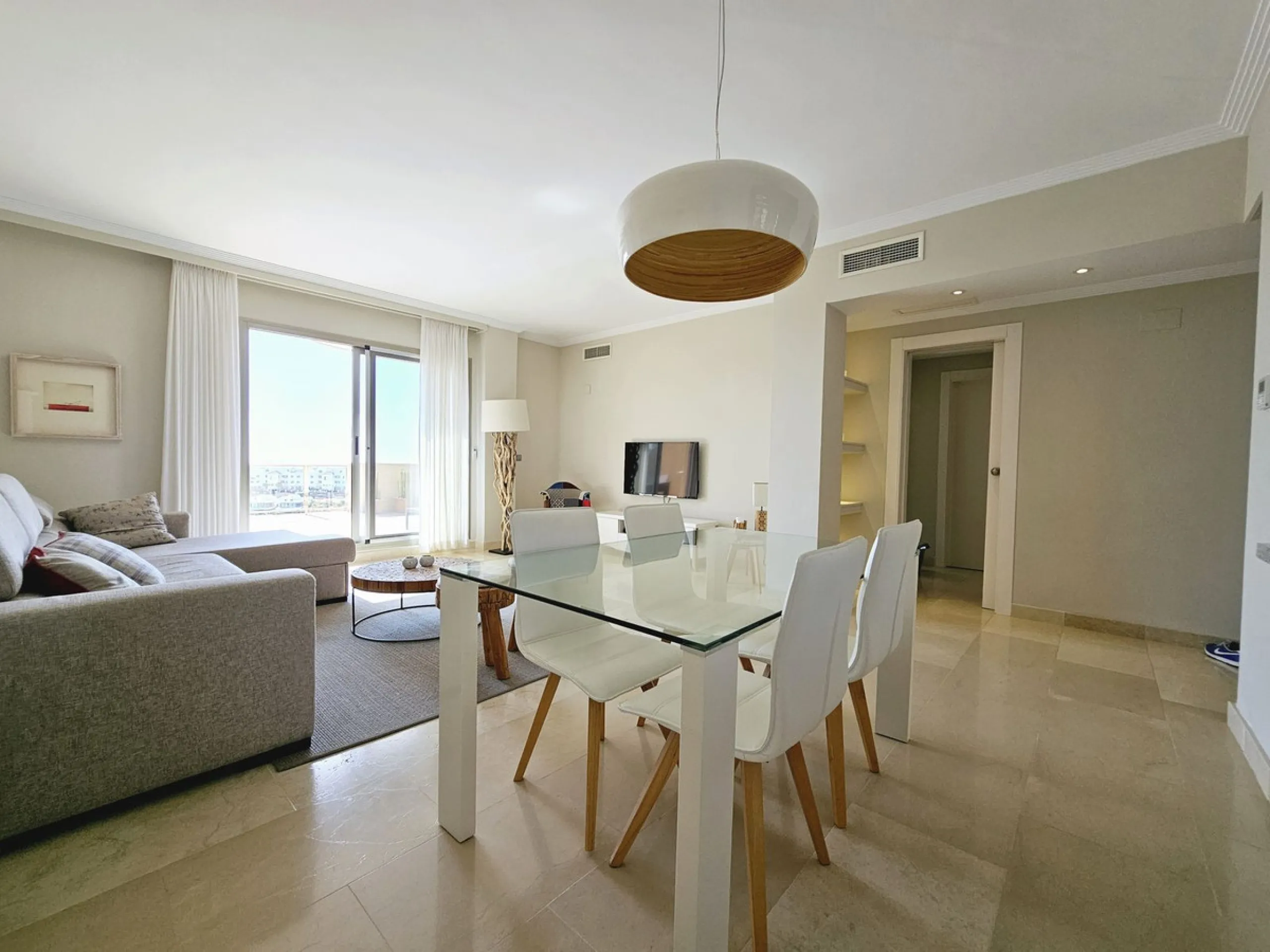 This spacious and bright 2-bedroom penthouse is located in the La Resina area of Estepona, within the golf course. Located in an elegant gated community with 2 swimming pools and beautiful tropical grounds, this apartment offers excellent qualities, tranq
