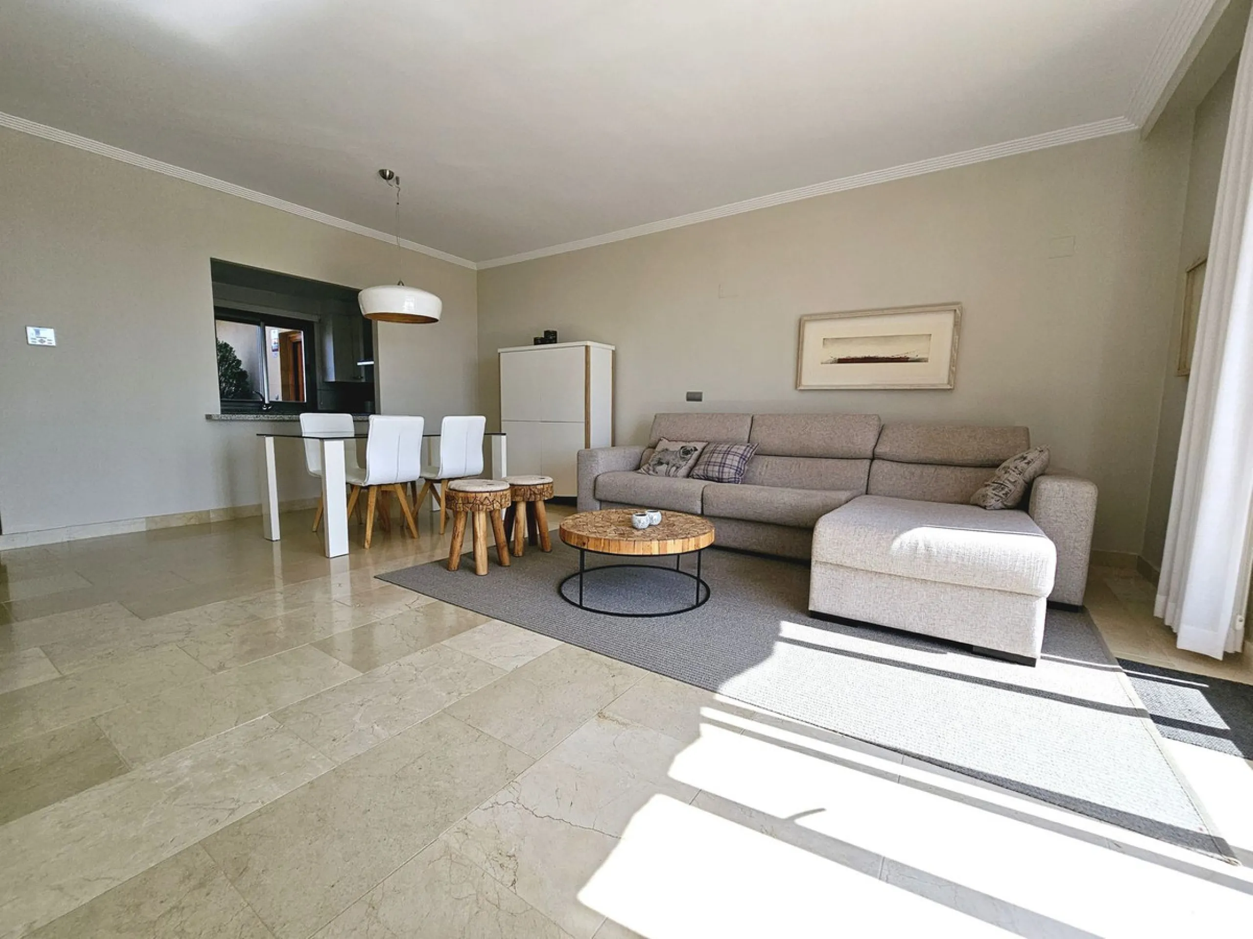 This spacious and bright 2-bedroom penthouse is located in the La Resina area of Estepona, within the golf course. Located in an elegant gated community with 2 swimming pools and beautiful tropical grounds, this apartment offers excellent qualities, tranq