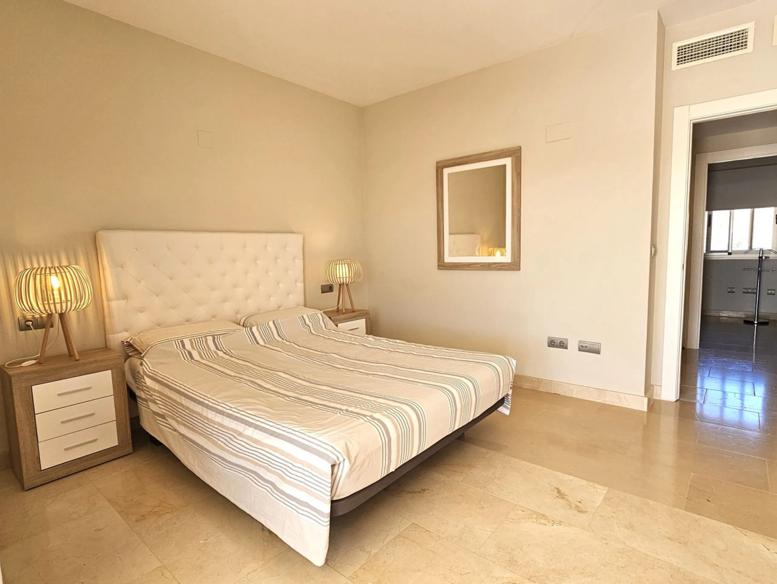 This spacious and bright 2-bedroom penthouse is located in the La Resina area of Estepona, within the golf course. Located in an elegant gated community with 2 swimming pools and beautiful tropical grounds, this apartment offers excellent qualities, tranq