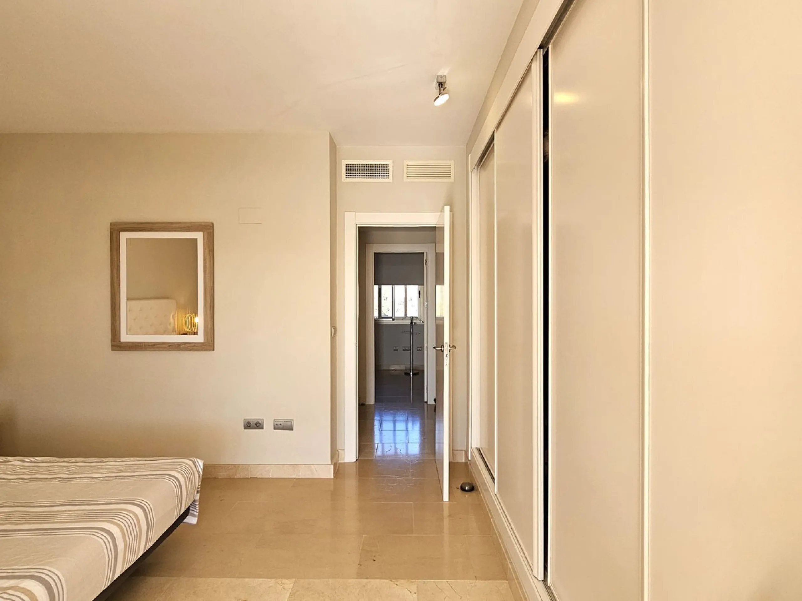 This spacious and bright 2-bedroom penthouse is located in the La Resina area of Estepona, within the golf course. Located in an elegant gated community with 2 swimming pools and beautiful tropical grounds, this apartment offers excellent qualities, tranq