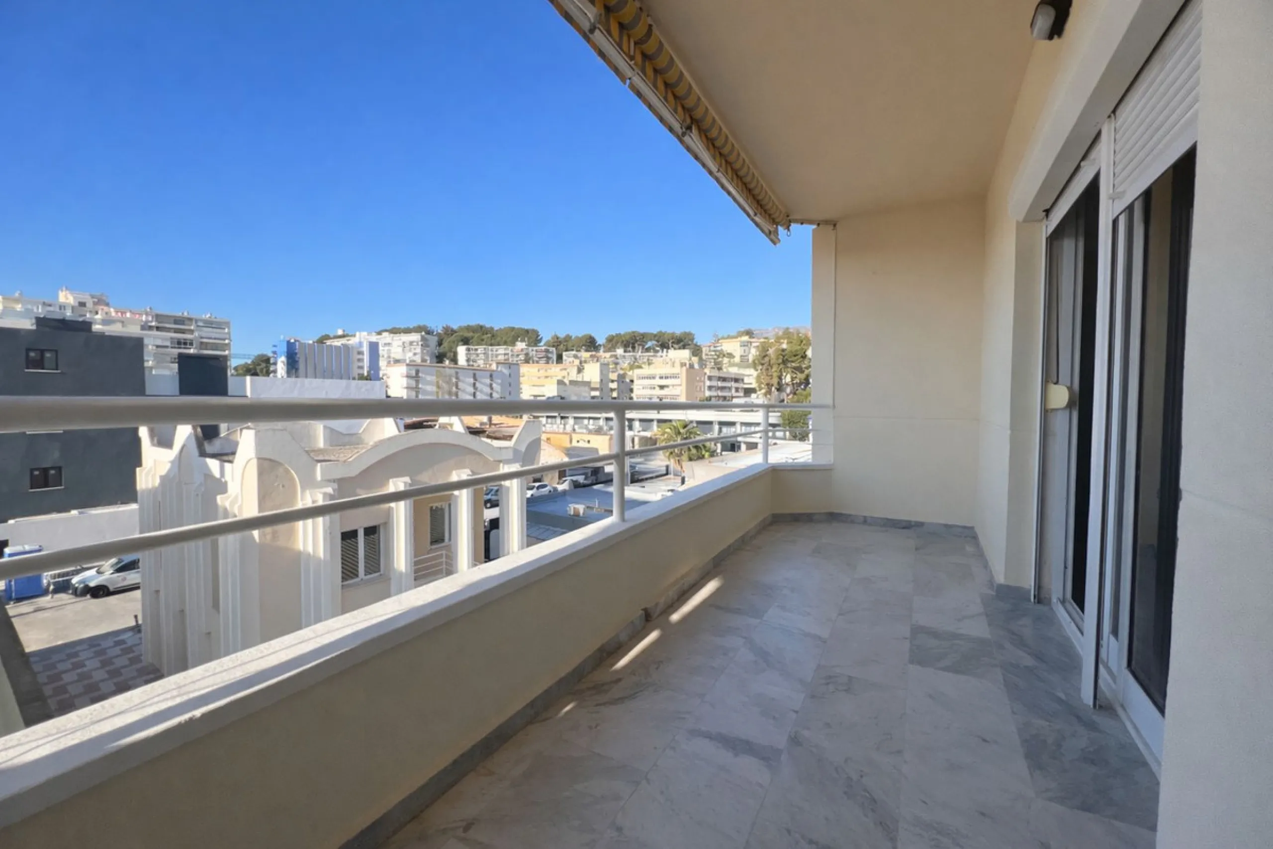 BRIGHT COASTAL APARTMENT WITH PRIVATE UNDERGROUND PARKING – ONLY 450m FROM THE BEACH