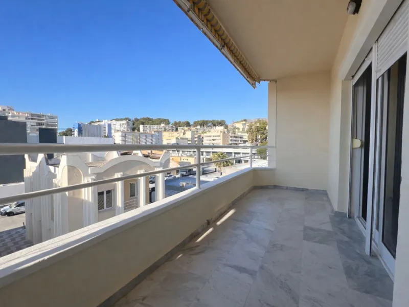 BRIGHT COASTAL APARTMENT WITH PRIVATE UNDERGROUND PARKING – ONLY 450m FROM THE BEACH