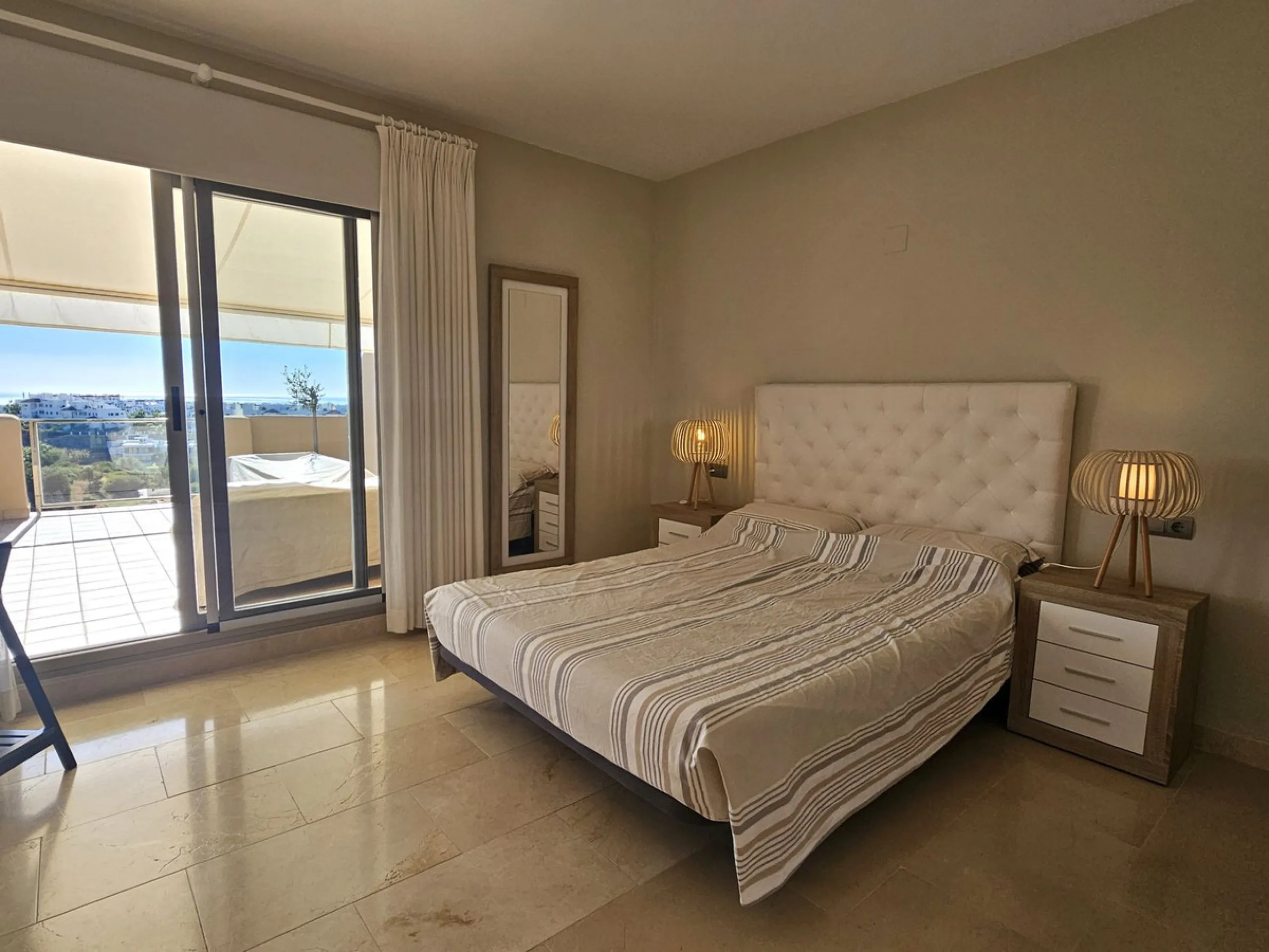 This spacious and bright 2-bedroom penthouse is located in the La Resina area of Estepona, within the golf course. Located in an elegant gated community with 2 swimming pools and beautiful tropical grounds, this apartment offers excellent qualities, tranq