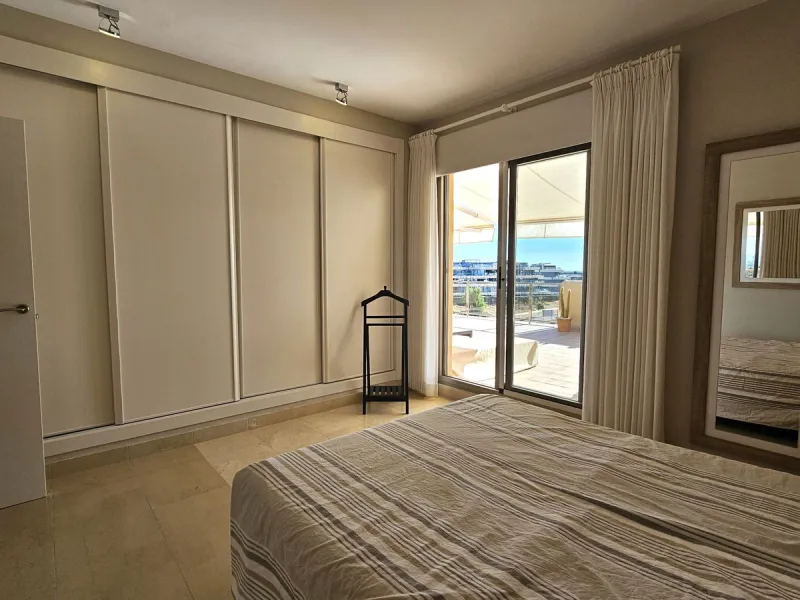 This spacious and bright 2-bedroom penthouse is located in the La Resina area of Estepona, within the golf course. Located in an elegant gated community with 2 swimming pools and beautiful tropical grounds, this apartment offers excellent qualities, tranq