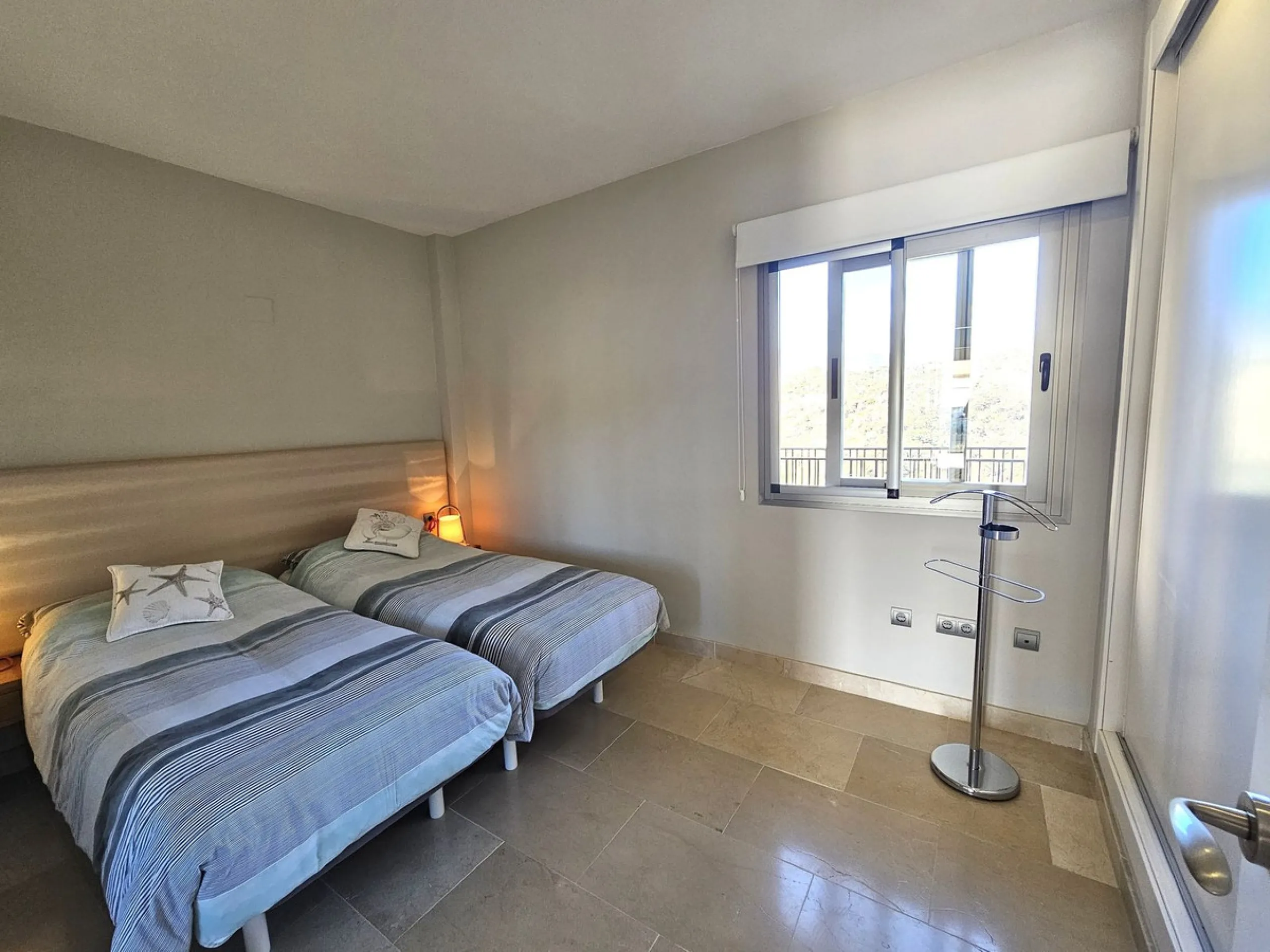 This spacious and bright 2-bedroom penthouse is located in the La Resina area of Estepona, within the golf course. Located in an elegant gated community with 2 swimming pools and beautiful tropical grounds, this apartment offers excellent qualities, tranq