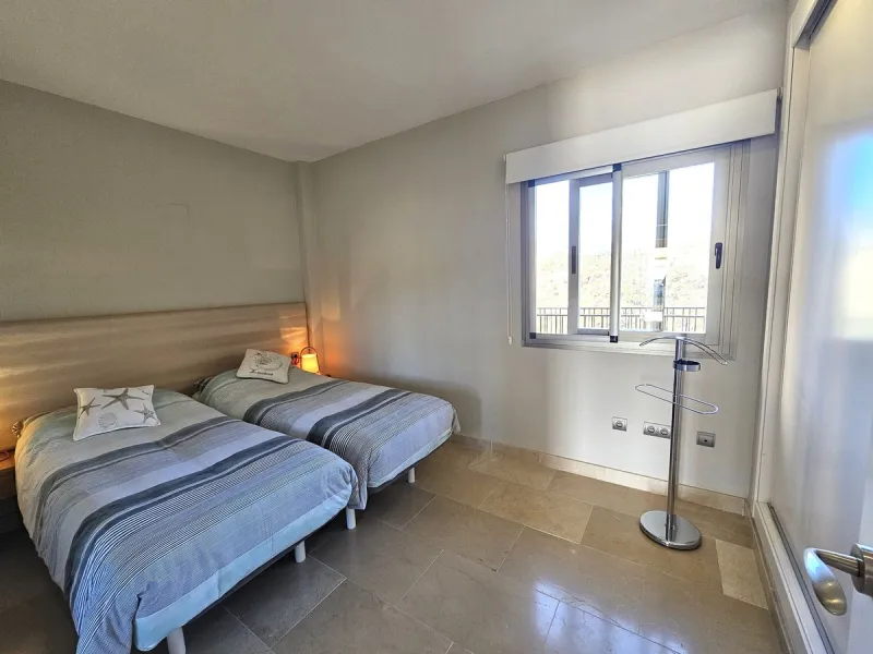 This spacious and bright 2-bedroom penthouse is located in the La Resina area of Estepona, within the golf course. Located in an elegant gated community with 2 swimming pools and beautiful tropical grounds, this apartment offers excellent qualities, tranq