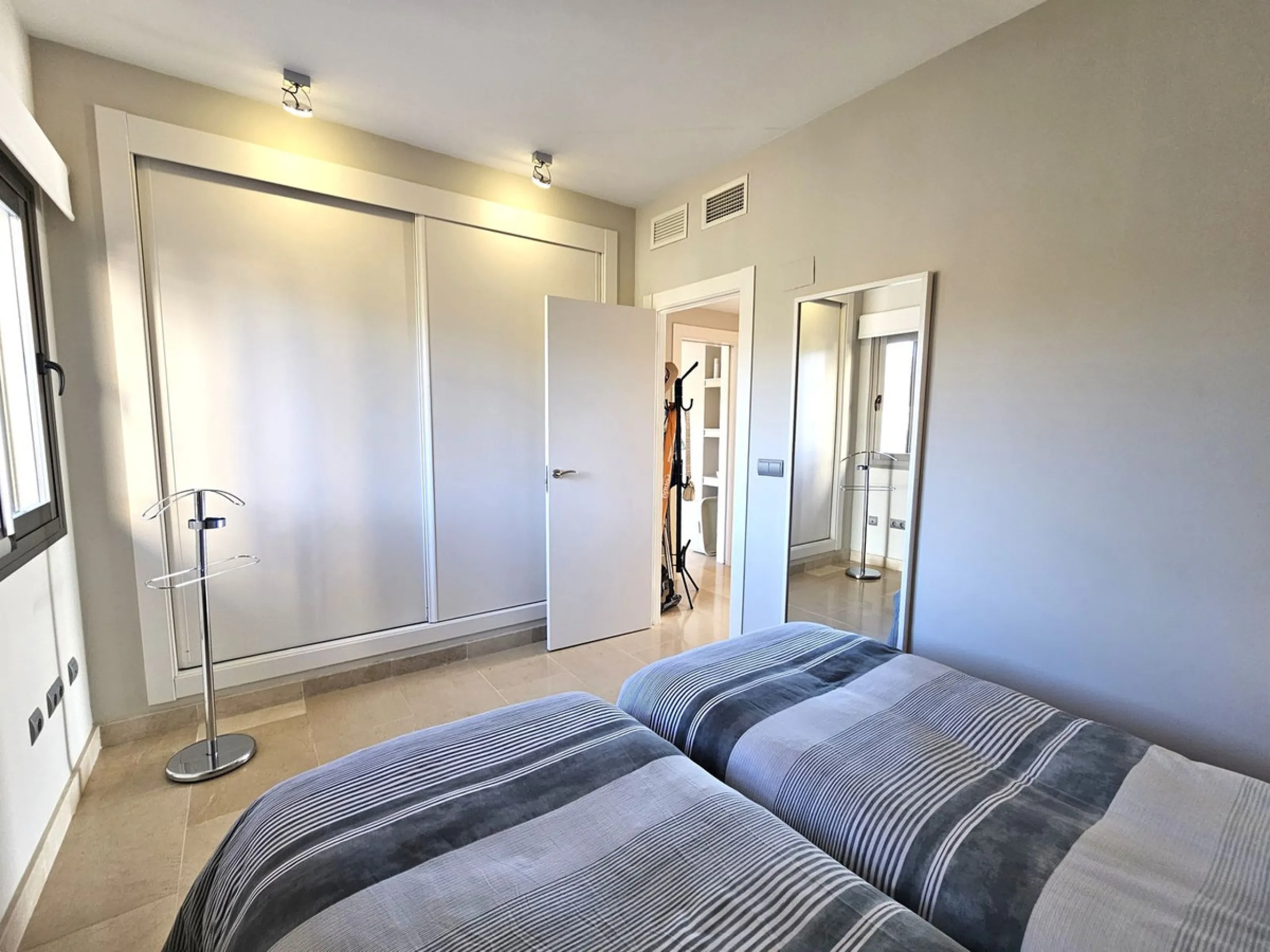 This spacious and bright 2-bedroom penthouse is located in the La Resina area of Estepona, within the golf course. Located in an elegant gated community with 2 swimming pools and beautiful tropical grounds, this apartment offers excellent qualities, tranq