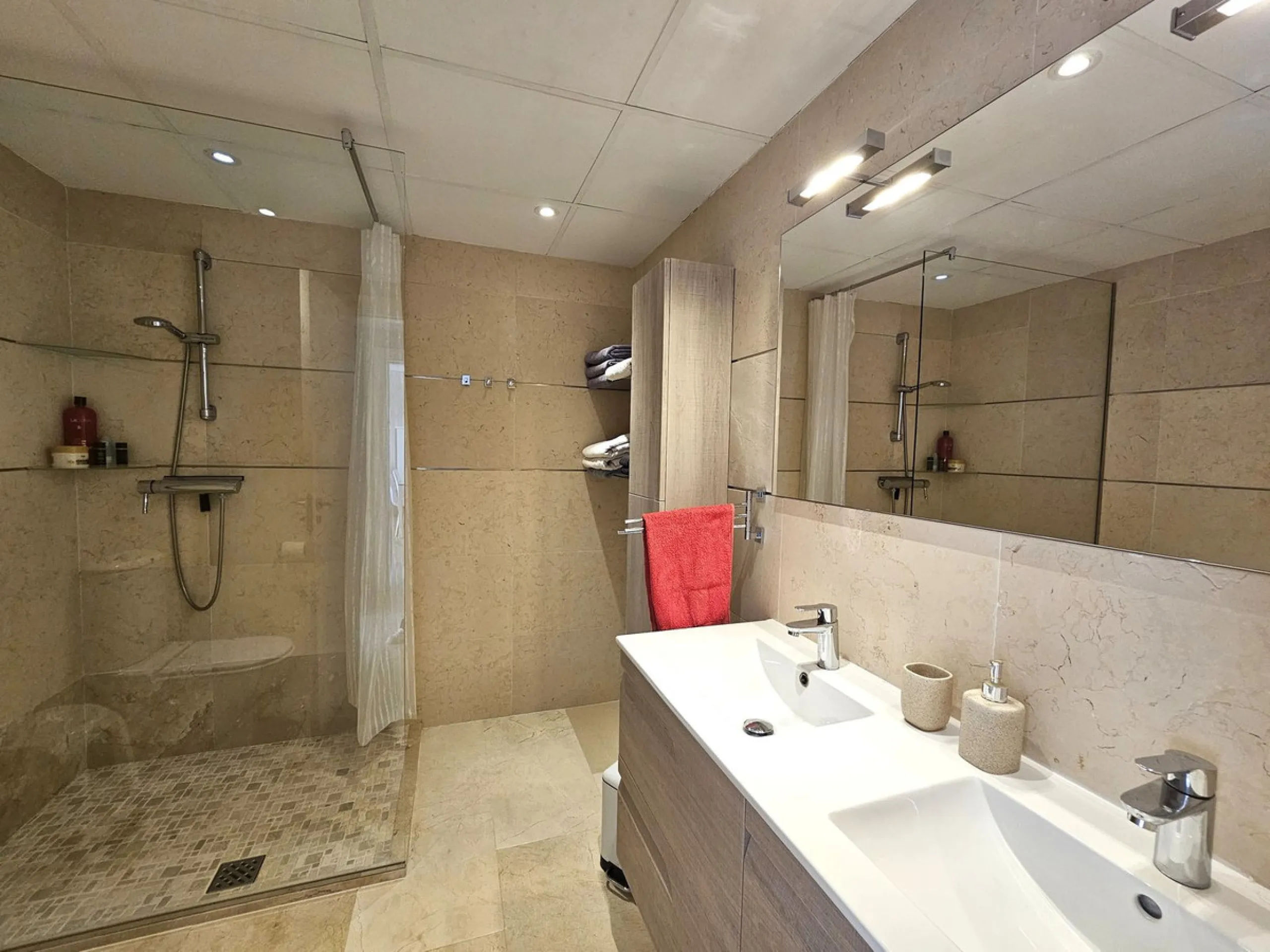 This spacious and bright 2-bedroom penthouse is located in the La Resina area of Estepona, within the golf course. Located in an elegant gated community with 2 swimming pools and beautiful tropical grounds, this apartment offers excellent qualities, tranq