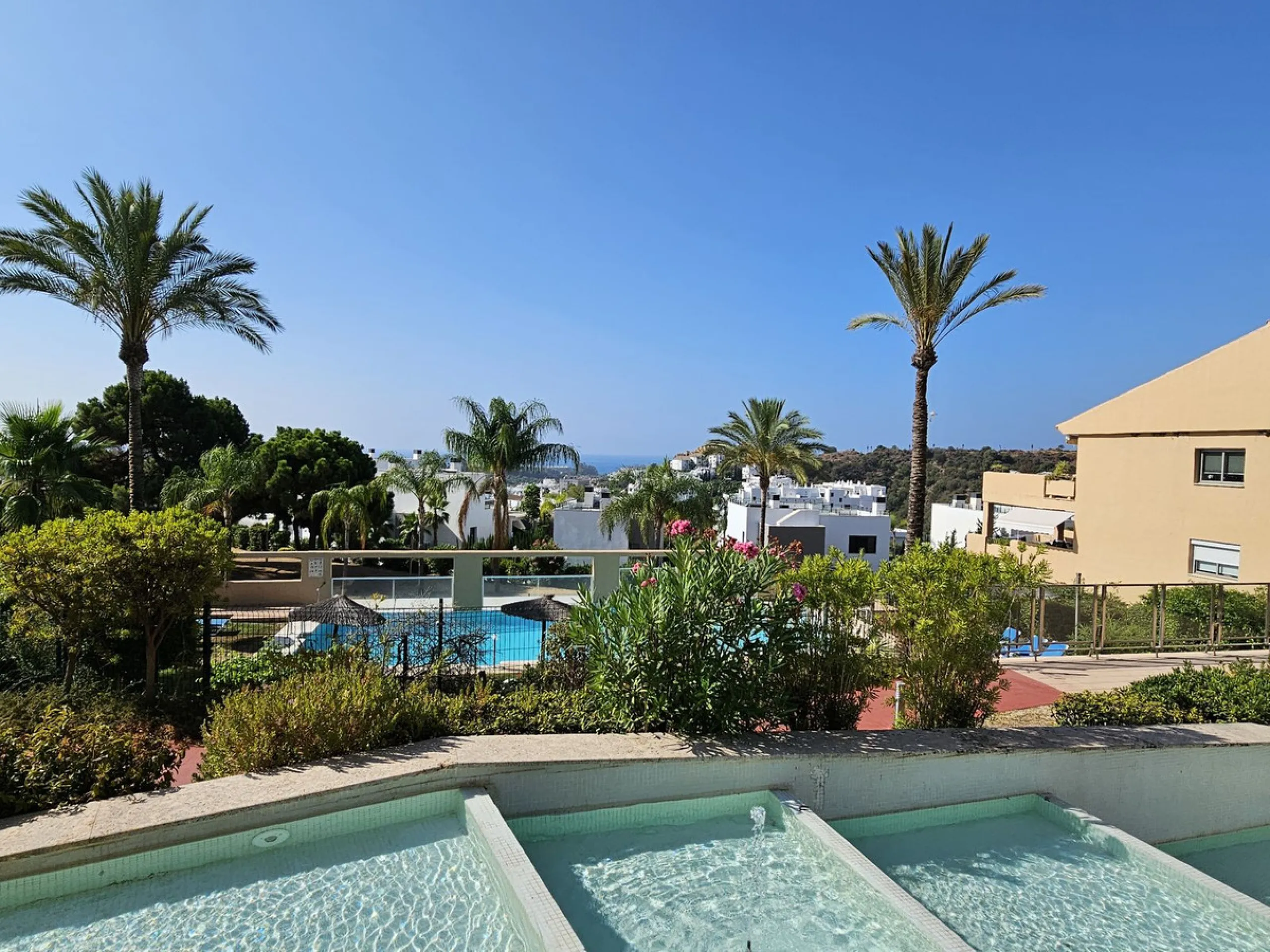 This spacious and bright 2-bedroom penthouse is located in the La Resina area of Estepona, within the golf course. Located in an elegant gated community with 2 swimming pools and beautiful tropical grounds, this apartment offers excellent qualities, tranq