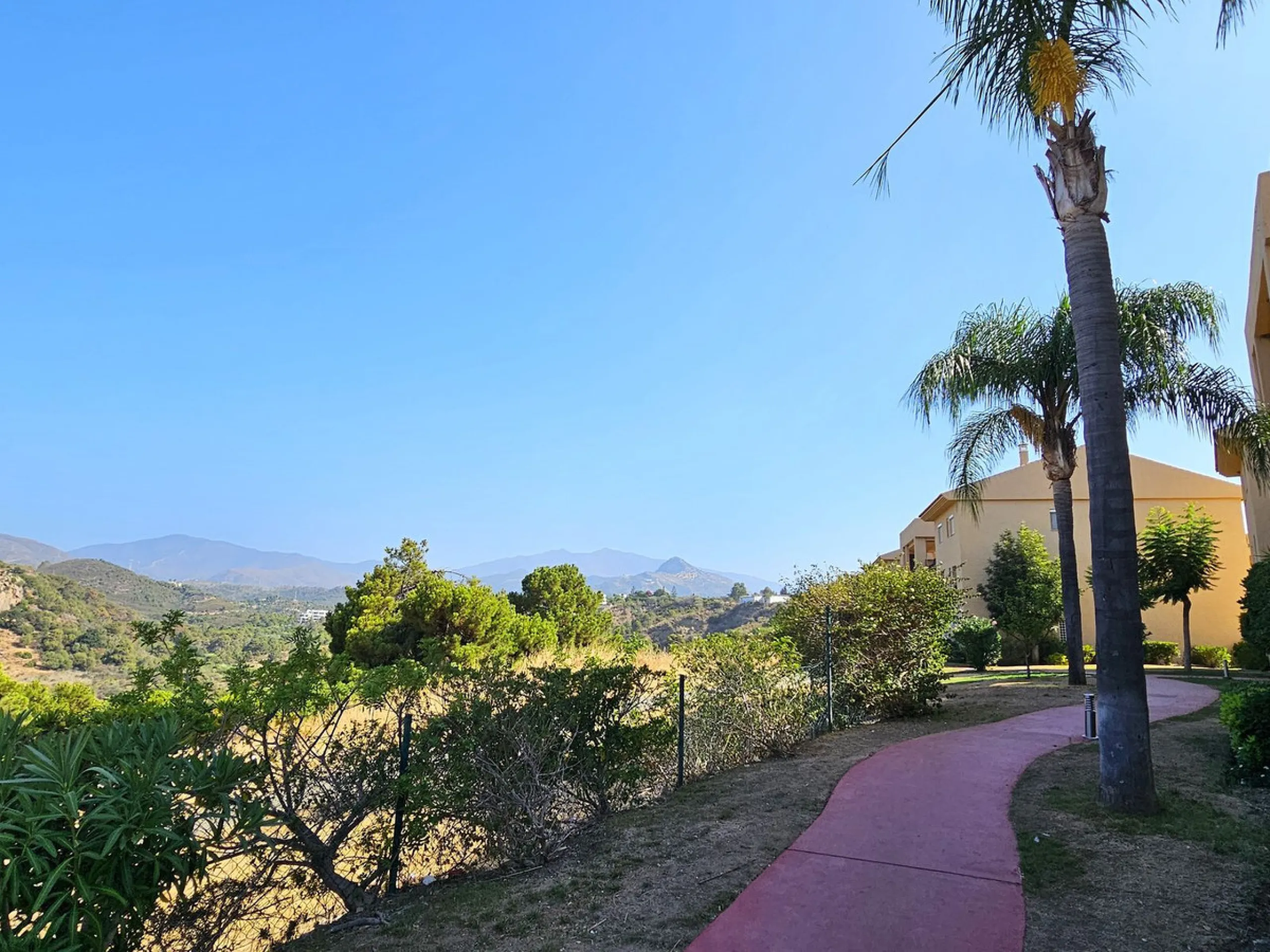 This spacious and bright 2-bedroom penthouse is located in the La Resina area of Estepona, within the golf course. Located in an elegant gated community with 2 swimming pools and beautiful tropical grounds, this apartment offers excellent qualities, tranq