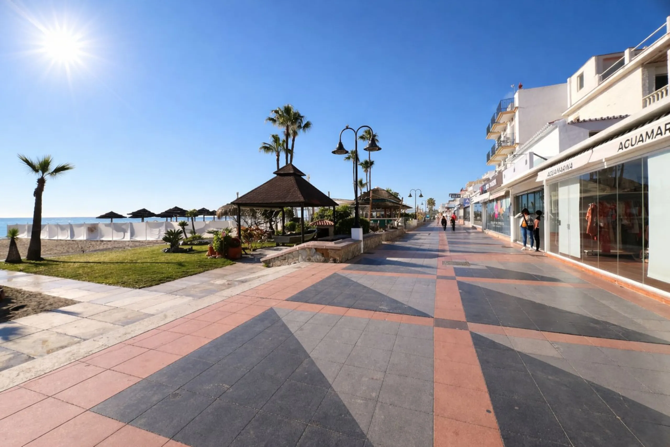 BRIGHT COASTAL APARTMENT WITH PRIVATE UNDERGROUND PARKING – ONLY 450m FROM THE BEACH