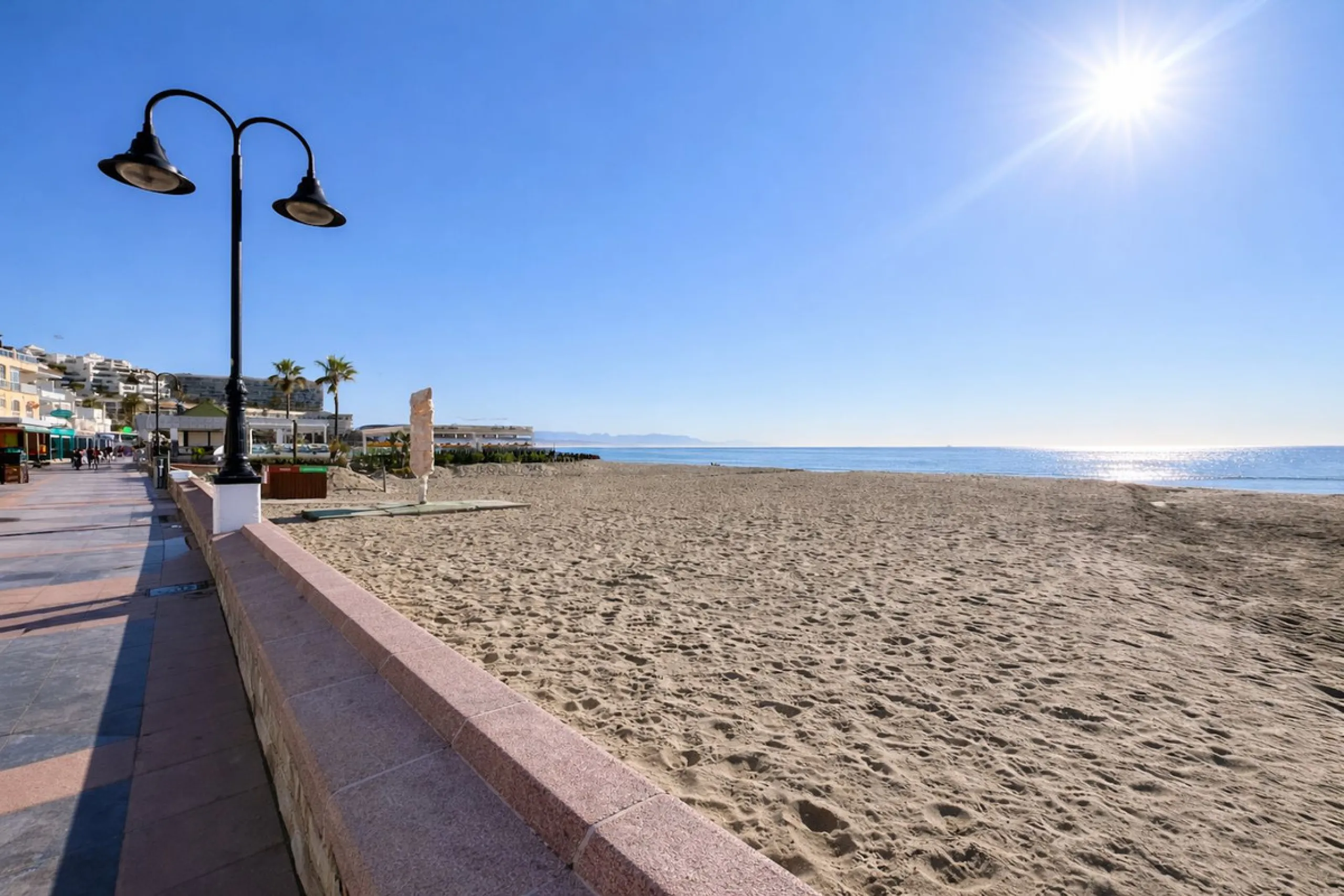 BRIGHT COASTAL APARTMENT WITH PRIVATE UNDERGROUND PARKING – ONLY 450m FROM THE BEACH