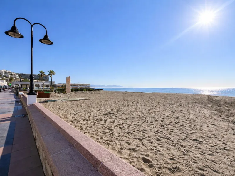 BRIGHT COASTAL APARTMENT WITH PRIVATE UNDERGROUND PARKING – ONLY 450m FROM THE BEACH