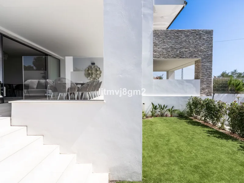 Апартамент средний этаж, Cabopino, Costa del Sol