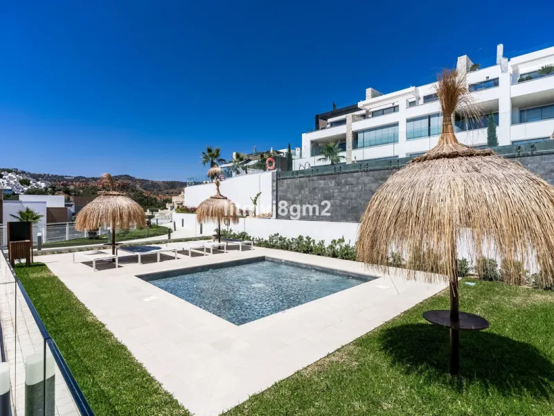 Апартамент средний этаж, Cabopino, Costa del Sol