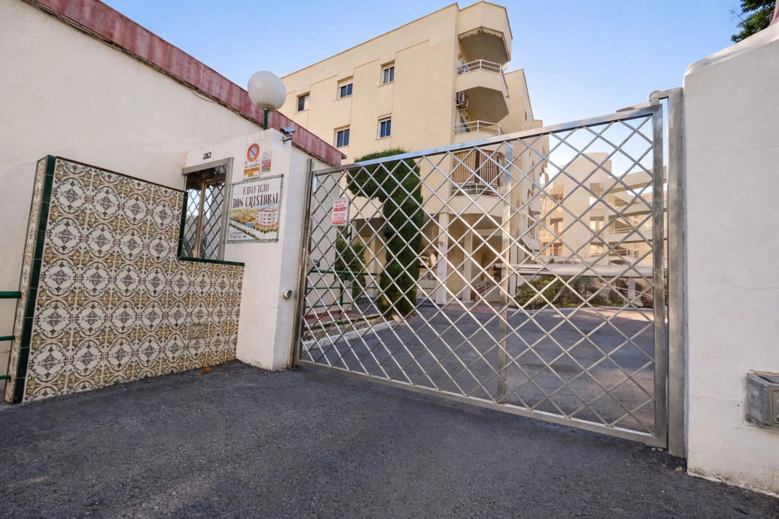 BRIGHT COASTAL APARTMENT WITH PRIVATE UNDERGROUND PARKING – ONLY 450m FROM THE BEACH