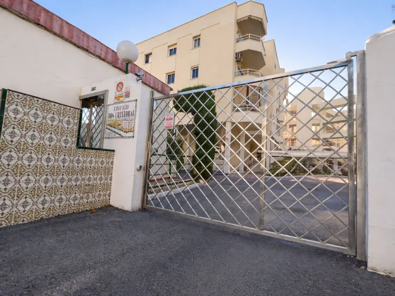 BRIGHT COASTAL APARTMENT WITH PRIVATE UNDERGROUND PARKING – ONLY 450m FROM THE BEACH