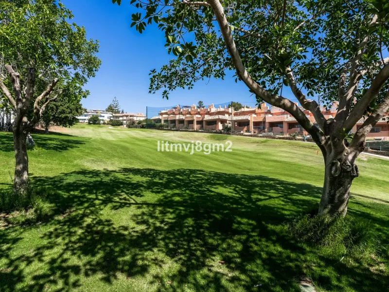 Апартамент средний этаж, Cabopino, Costa del Sol