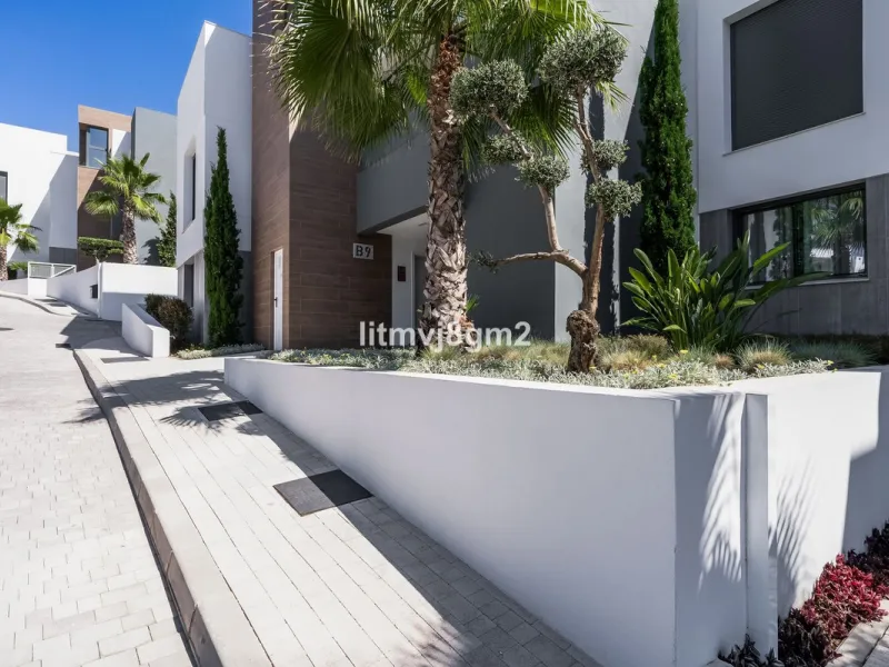 Апартамент средний этаж, Cabopino, Costa del Sol
