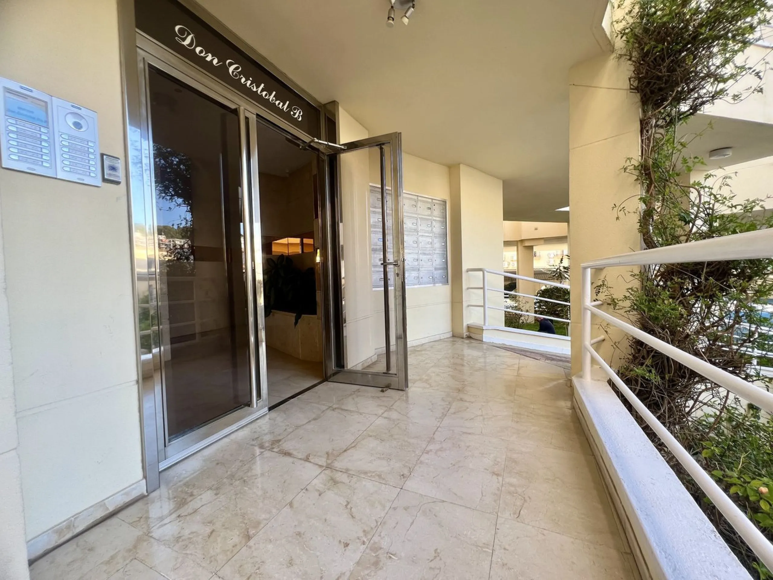 BRIGHT COASTAL APARTMENT WITH PRIVATE UNDERGROUND PARKING – ONLY 450m FROM THE BEACH