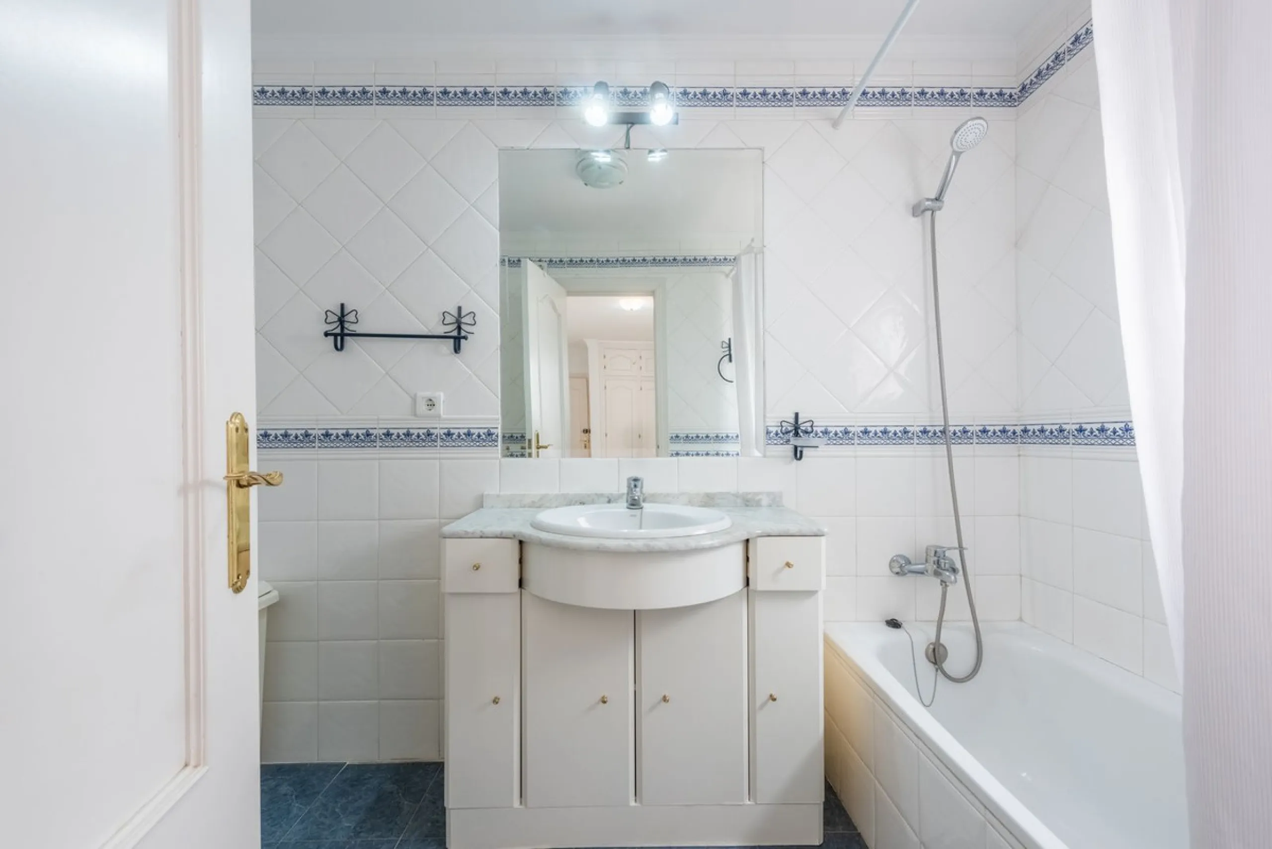 Impeccable Apartment Just Steps from the Beach in the Heart of Estepona!