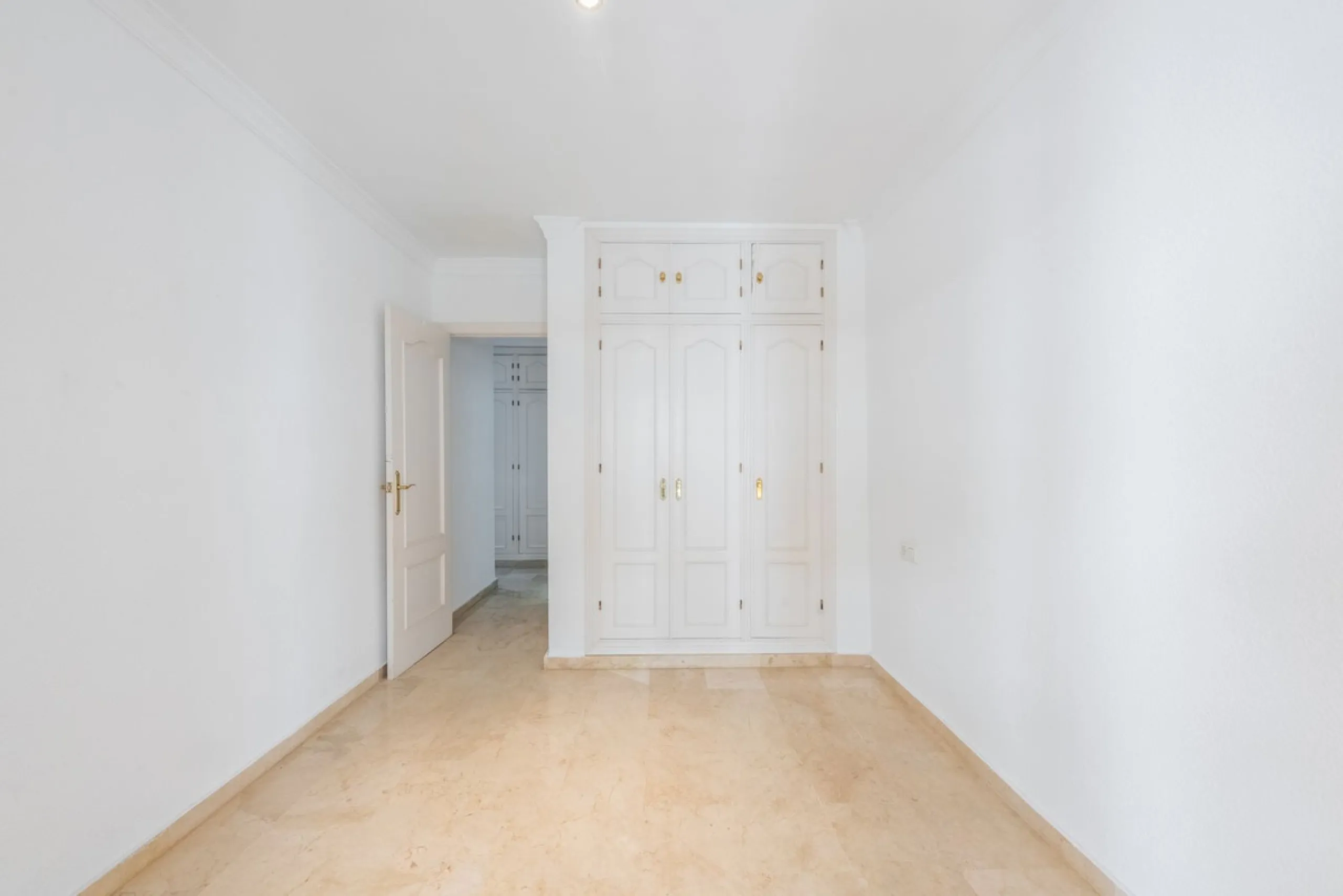 Impeccable Apartment Just Steps from the Beach in the Heart of Estepona!