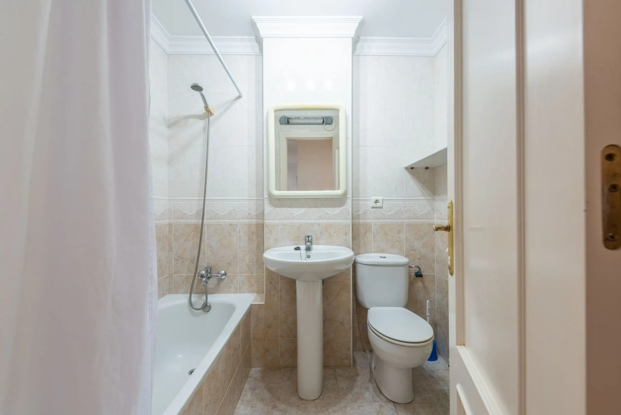 Impeccable Apartment Just Steps from the Beach in the Heart of Estepona!