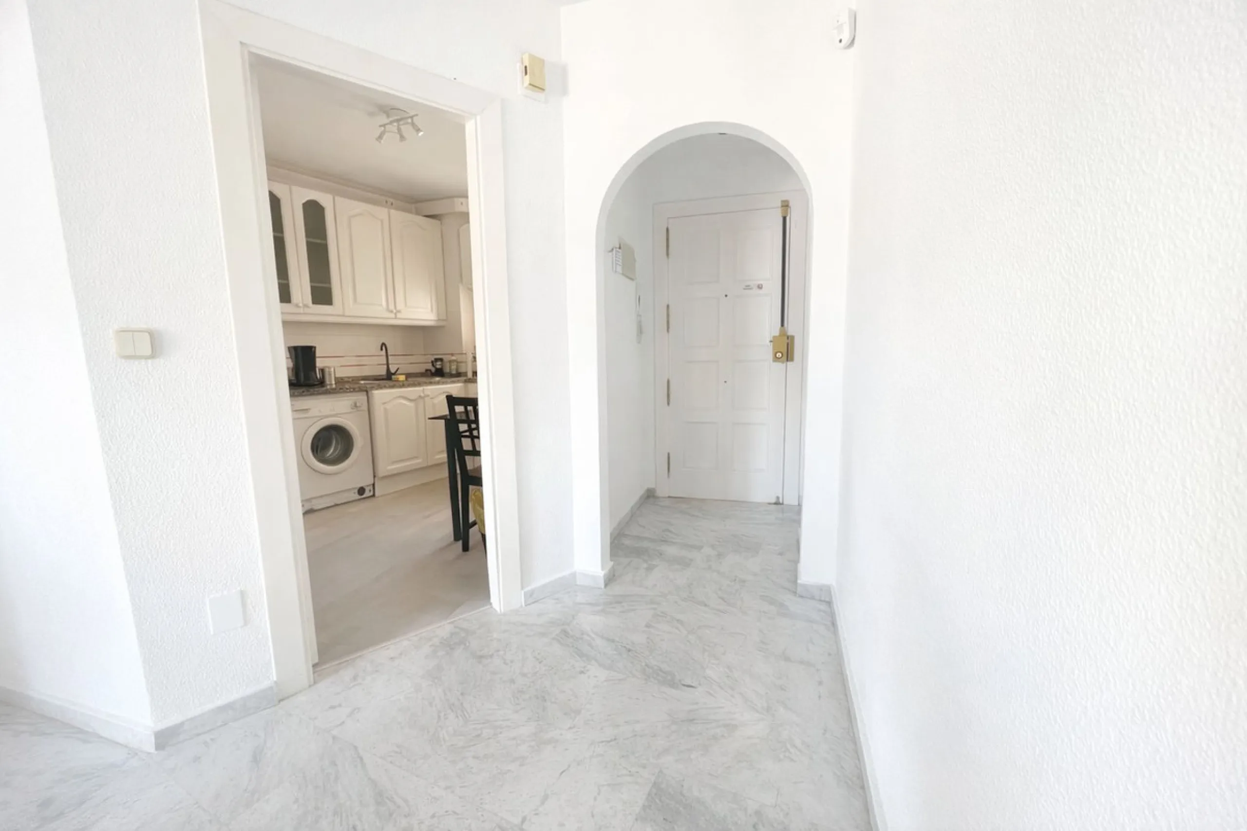 BRIGHT COASTAL APARTMENT WITH PRIVATE UNDERGROUND PARKING – ONLY 450m FROM THE BEACH