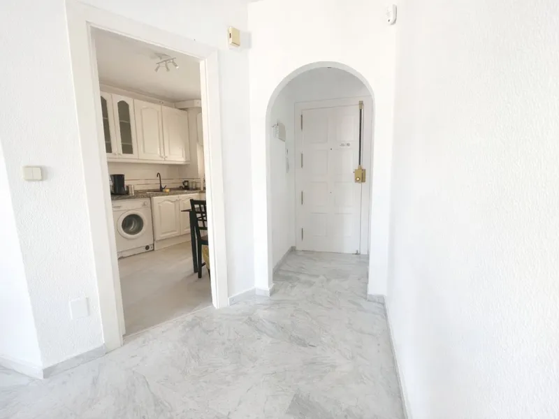BRIGHT COASTAL APARTMENT WITH PRIVATE UNDERGROUND PARKING – ONLY 450m FROM THE BEACH