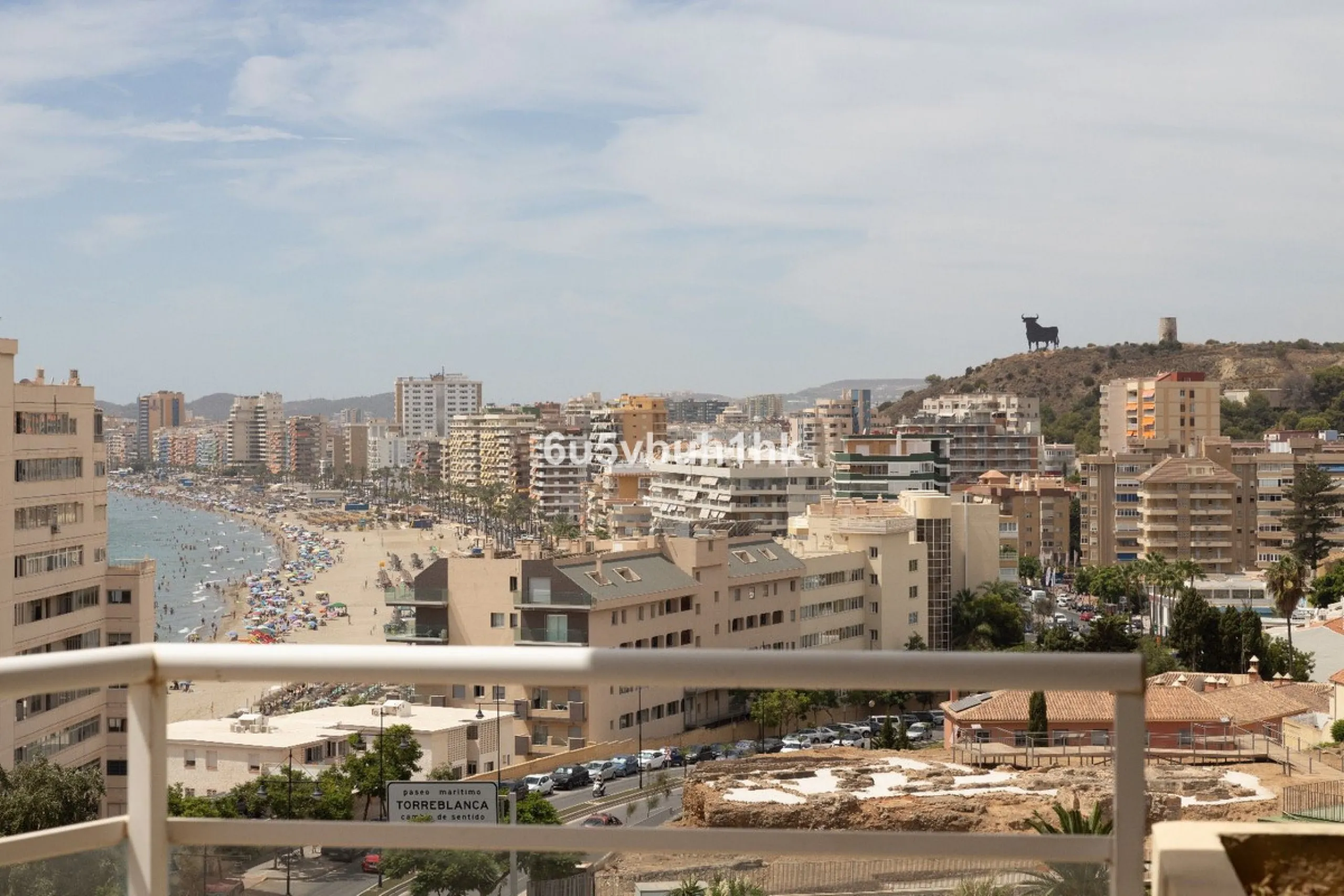This charming one-bedroom apartment, in excellent condition and decorated in a modern style, is located in an unbeatable location, on the second line of the beach. From the interior and its spacious 23 m2 terrace, you will enjoy stunning panoramic sea vie