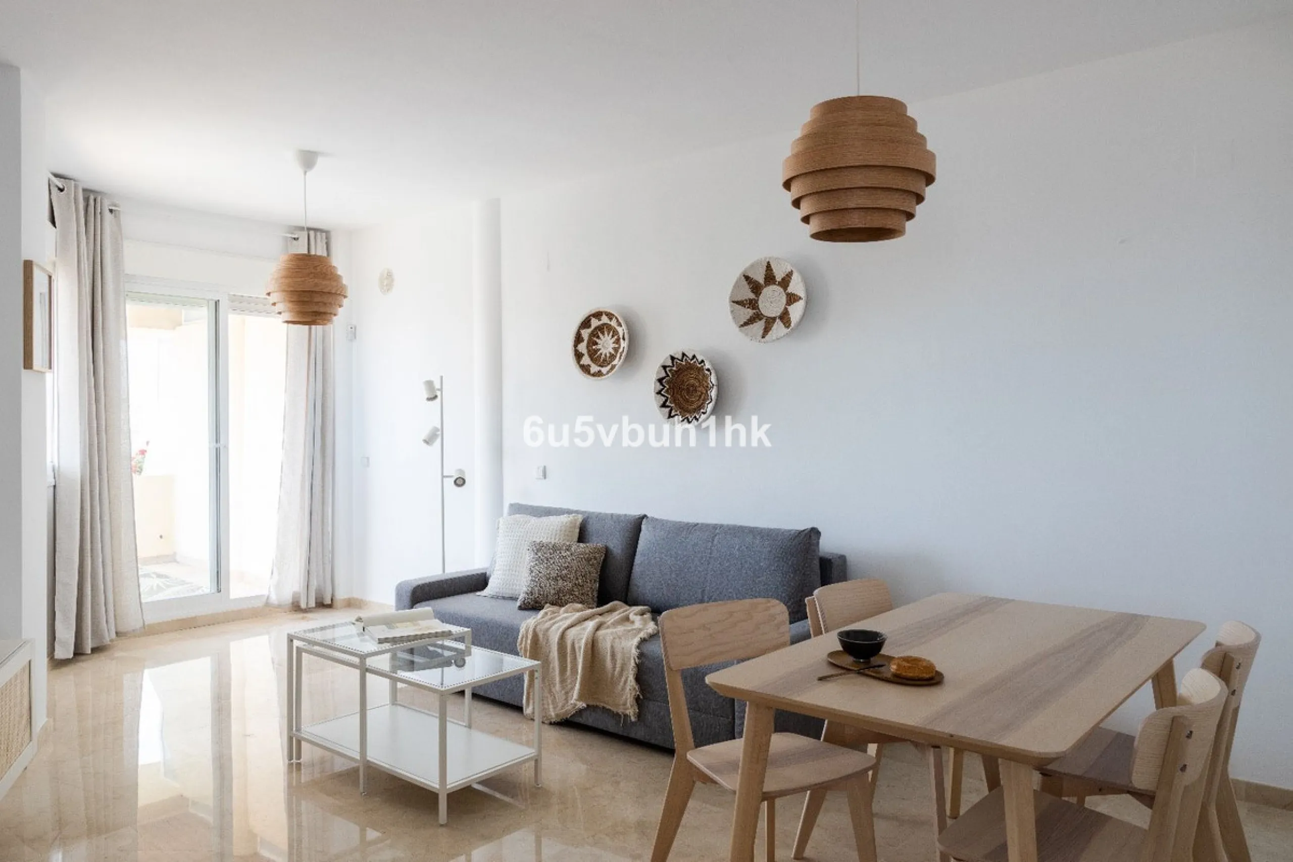 This charming one-bedroom apartment, in excellent condition and decorated in a modern style, is located in an unbeatable location, on the second line of the beach. From the interior and its spacious 23 m2 terrace, you will enjoy stunning panoramic sea vie