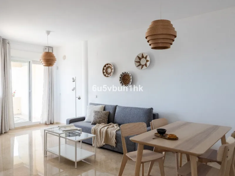 This charming one-bedroom apartment, in excellent condition and decorated in a modern style, is located in an unbeatable location, on the second line of the beach. From the interior and its spacious 23 m2 terrace, you will enjoy stunning panoramic sea vie