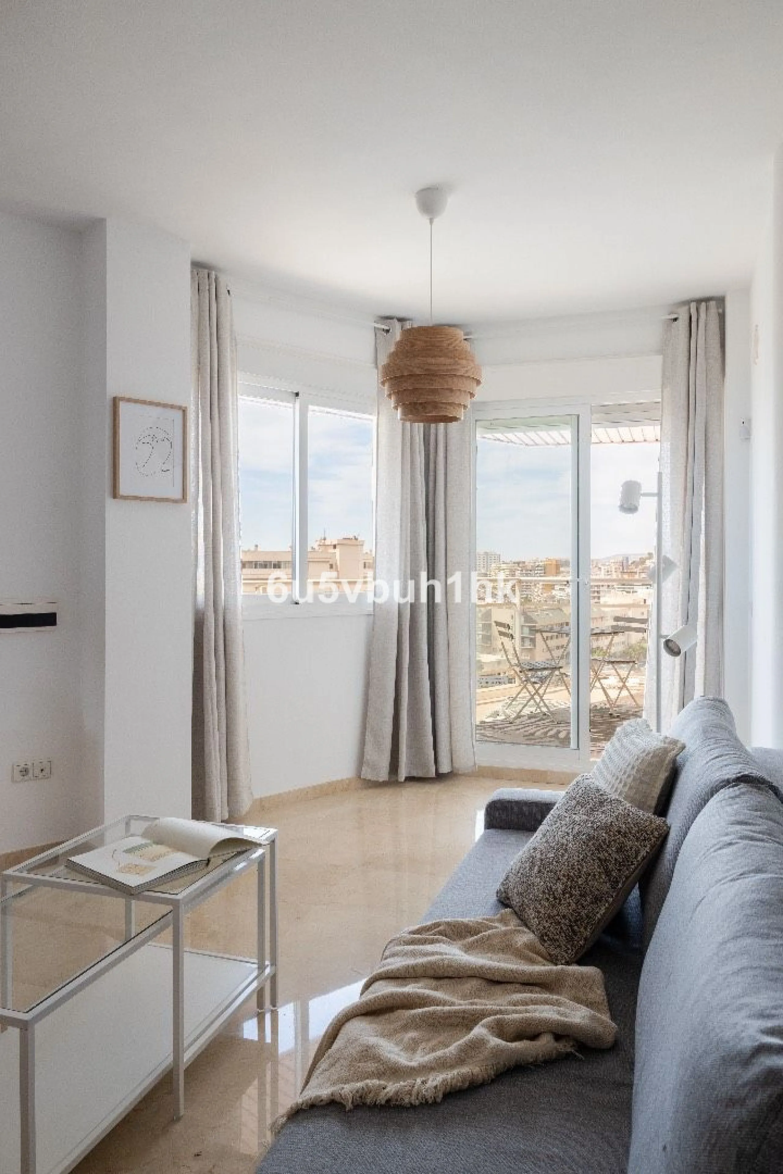 This charming one-bedroom apartment, in excellent condition and decorated in a modern style, is located in an unbeatable location, on the second line of the beach. From the interior and its spacious 23 m2 terrace, you will enjoy stunning panoramic sea vie
