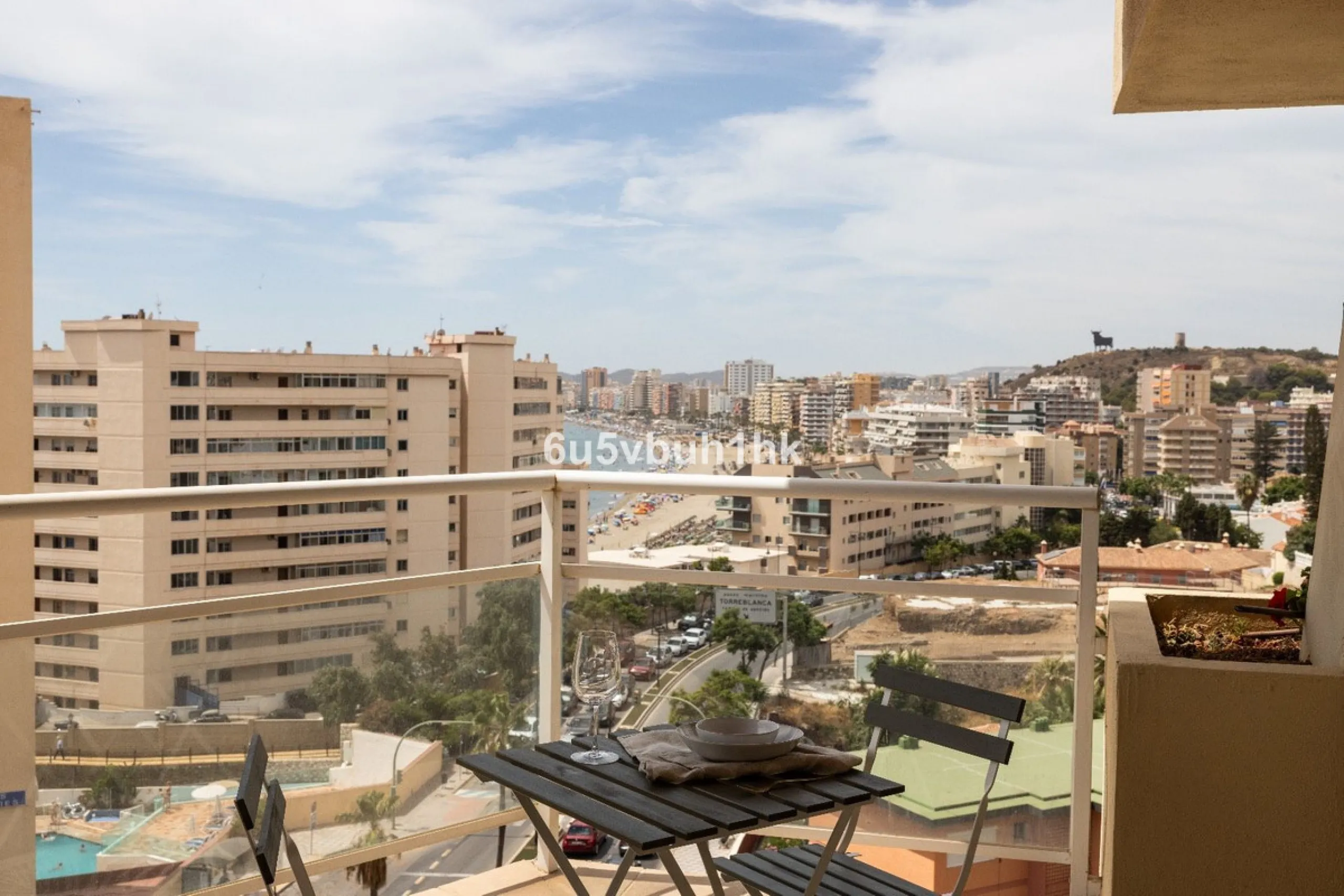 This charming one-bedroom apartment, in excellent condition and decorated in a modern style, is located in an unbeatable location, on the second line of the beach. From the interior and its spacious 23 m2 terrace, you will enjoy stunning panoramic sea vie