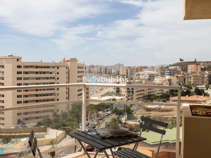 This charming one-bedroom apartment, in excellent condition and decorated in a modern style, is located in an unbeatable location, on the second line of the beach. From the interior and its spacious 23 m2 terrace, you will enjoy stunning panoramic sea vie