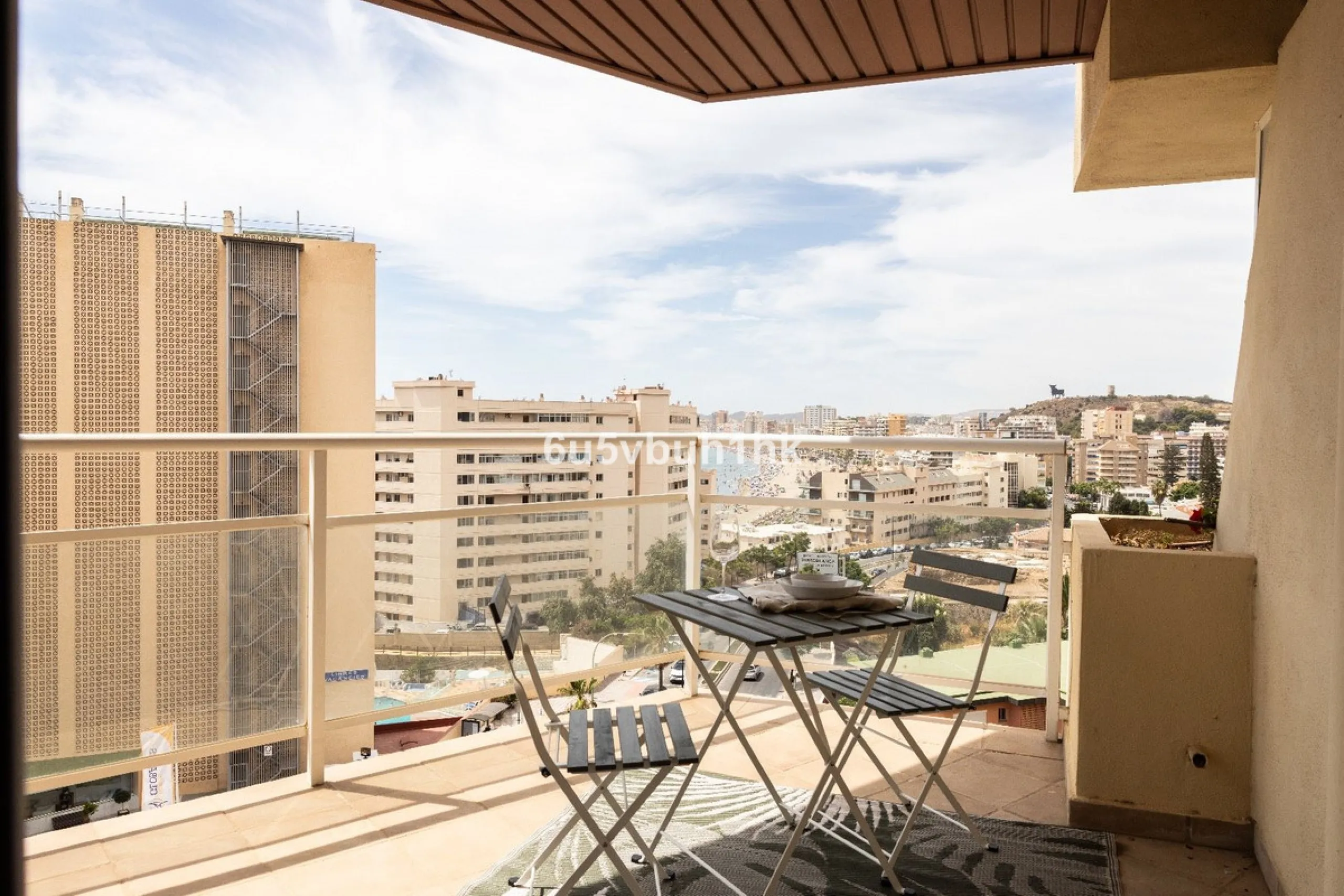 This charming one-bedroom apartment, in excellent condition and decorated in a modern style, is located in an unbeatable location, on the second line of the beach. From the interior and its spacious 23 m2 terrace, you will enjoy stunning panoramic sea vie